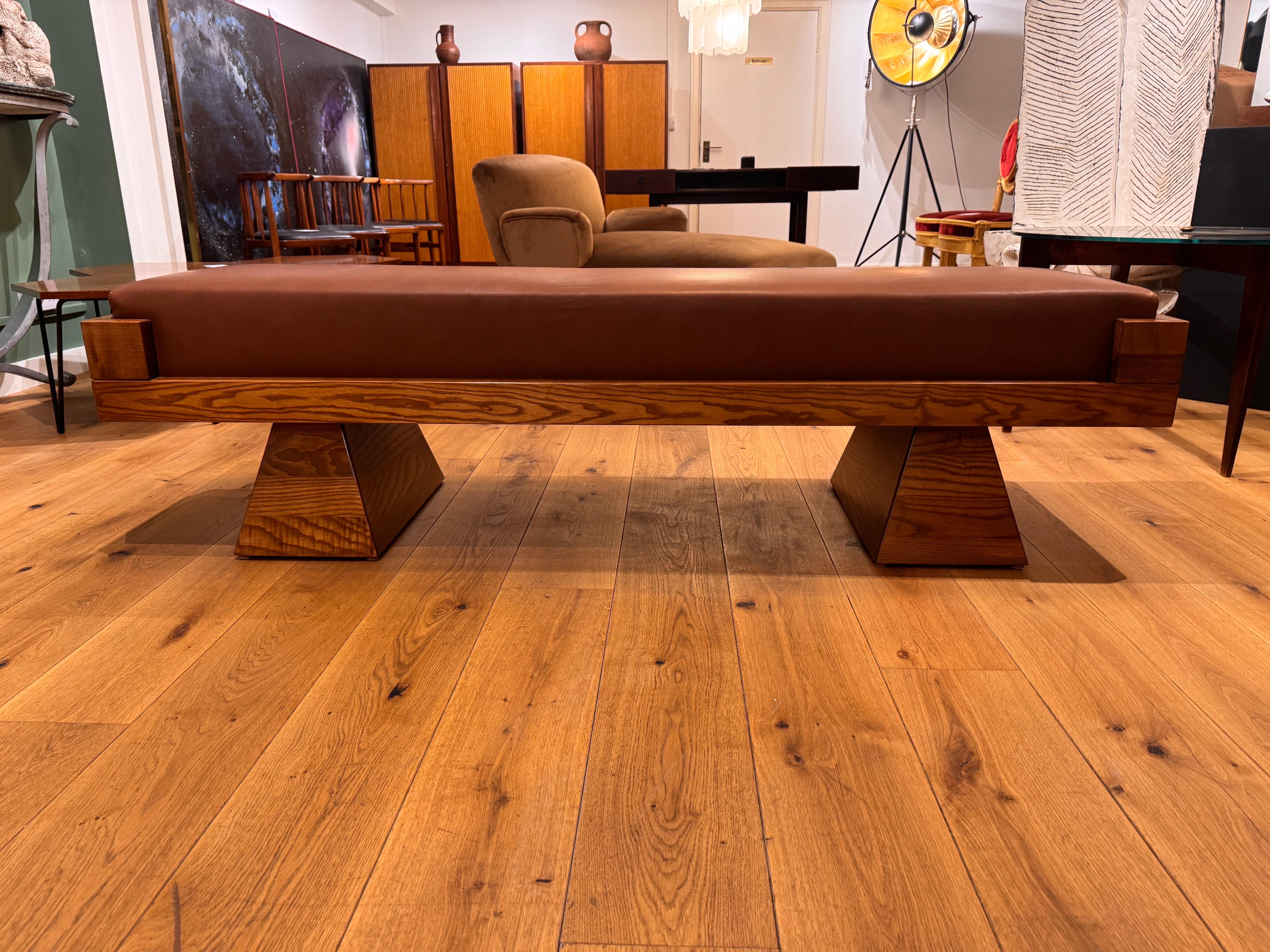 Gran banco de madera de roble de diseño geométrico con tapicería de napa fina. siglo XX en venta
