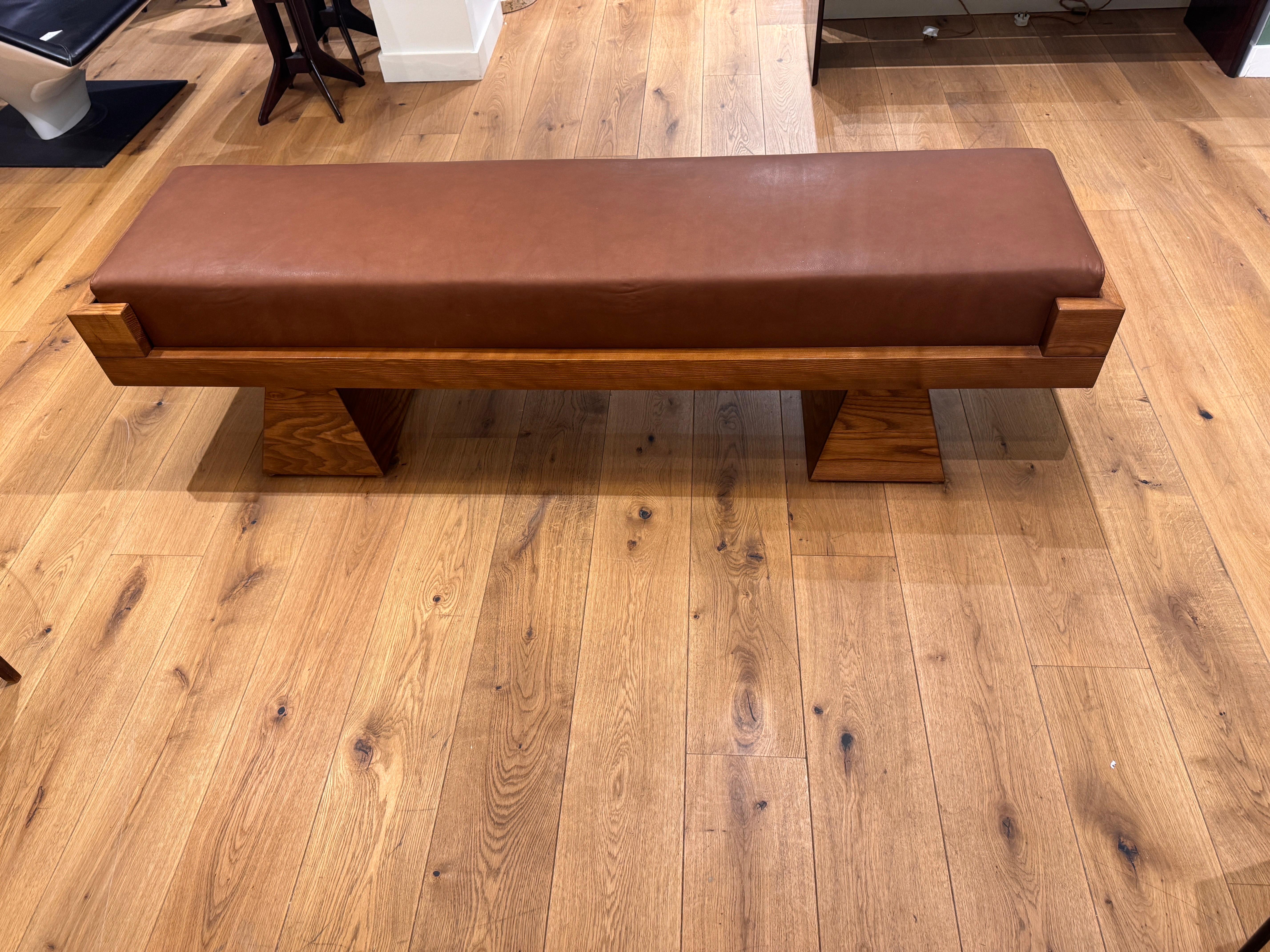 Gran banco de madera de roble de diseño geométrico con tapicería de napa fina. Cuero en venta
