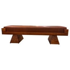 Grande banquette en bois d'Oakwood au design géométrique, recouverte d'un fin cuir nappa.