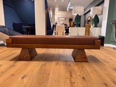 Gran banco de madera de roble de diseño geométrico con tapicería de napa fina.