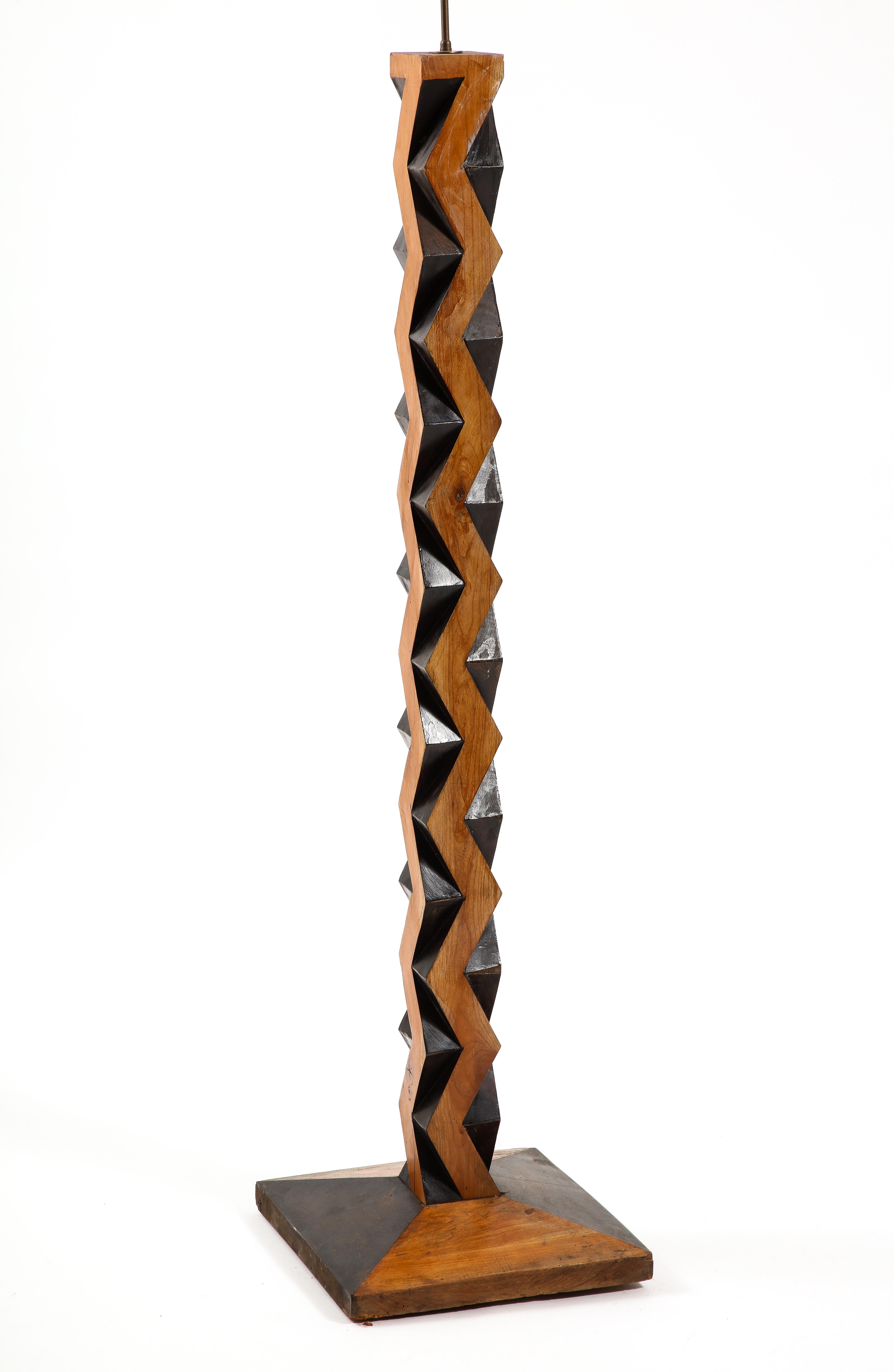 Fantastische geometrische Stehlampe aus massivem Nussbaumholz mit zweifarbiger Oberfläche, die in einem sich wiederholenden Muster geschnitzt ist, ist sie ein Statement.