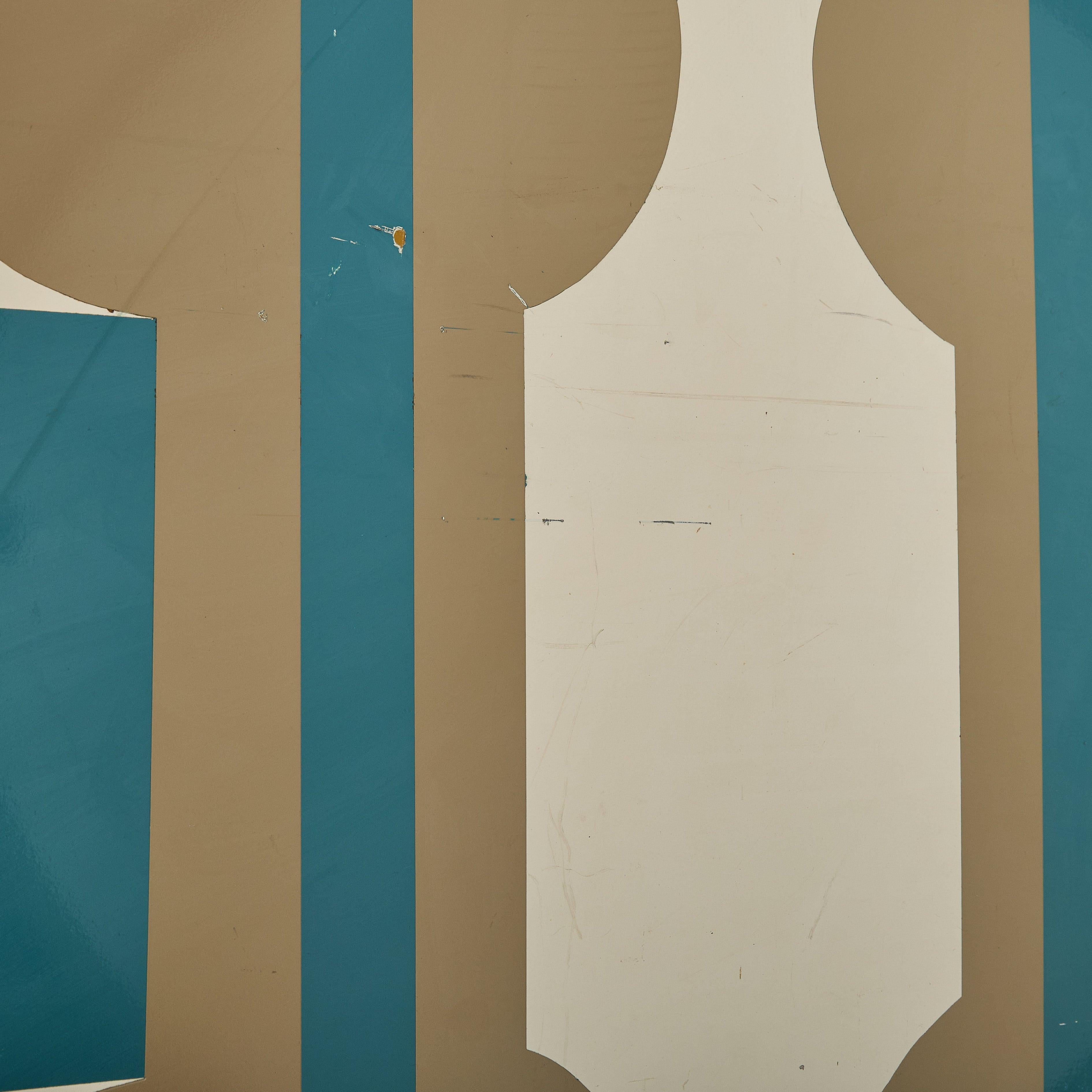 Eine seltene, großzügig bemessene emaillierte Metalltafel, die 1969 von Hermine Chastanet entworfen wurde. Dieses geometrische Stück zeichnet sich durch ein kühnes, grafisches Muster mit lebhaften tealfarbenen und weichen beigen Formen vor einem
