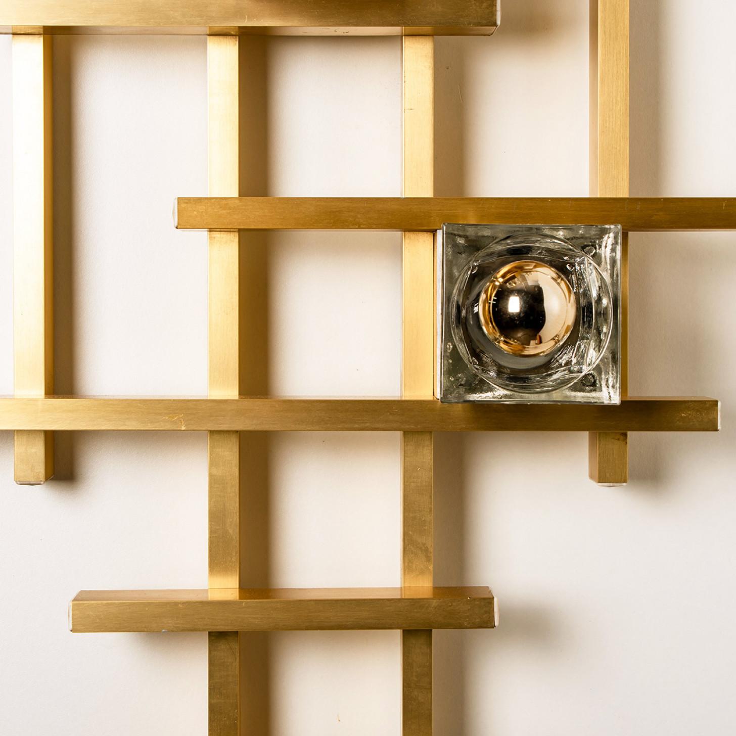 Large geometric brass wall sconce made by Geatano Sciolari around 1960-1970. A sculptural piece from the Cubic design with 5 light fixtures.

A wonderful sconce for collectors or as a decorative item for interior designers.
The supports for the