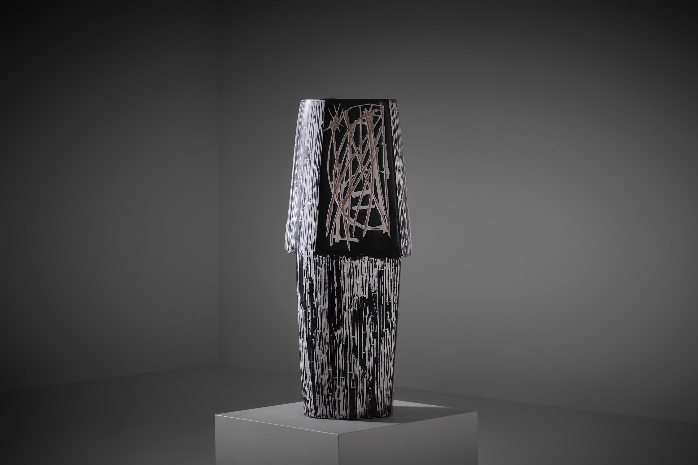 Large Geometric shaped ceramic vase by Victor Cerrato, Italy 1960s For Sale 1