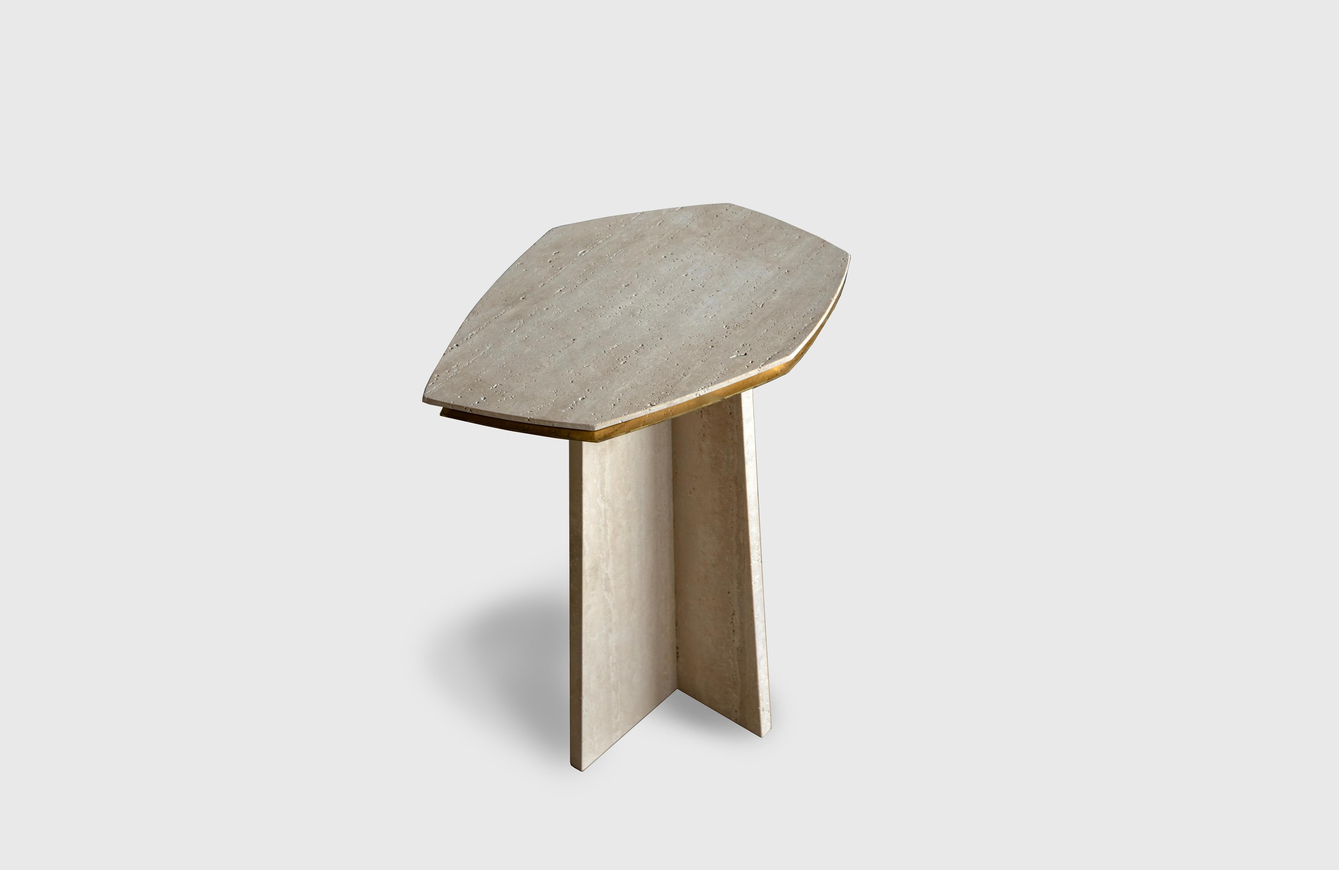 Grande table basse géométrique en porte-à-faux par ATRA Design/One.
Dimensions : D 50 x L 36,6 x H 53 cm
Matériaux : Travertin Navona, laiton.
Également disponible en différentes pierres : Travertin argenté, marbre Tikal vert, marbre Monterrey noir.