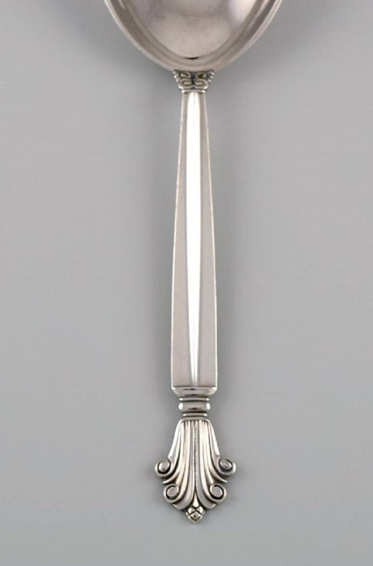 Large Georg Jensen Acanthus serving spoon in sterling silver.
Measures: length: 22.5 cm.
In excellent condition.
Stamped.
Our skilled Georg Jensen silversmith / goldsmith can polish all silver and gold so that it appears new. The price is very