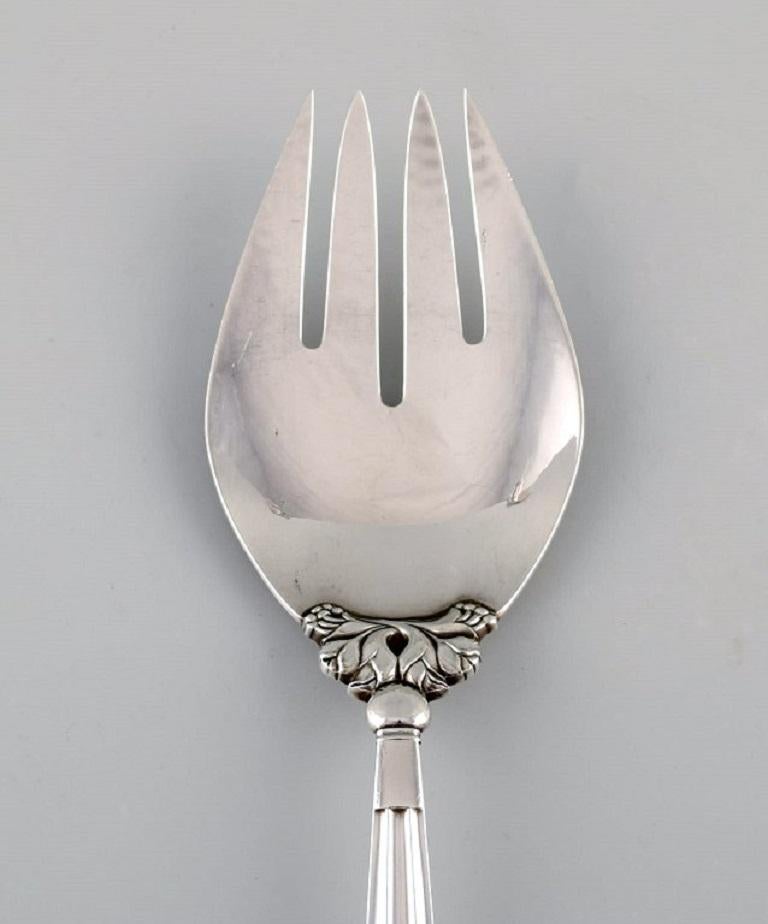 Large Georg Jensen Acorn salad fork in sterling silver.
Length: 24 cm.
In excellent condition.
Stamped.
Our skilled Georg Jensen silversmith can polish all silver and gold so that it appears new. The price is very reasonable.