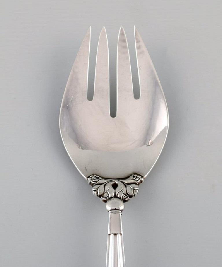 Gran tenedor de ensalada Georg Jensen Acorn de plata de ley.
Longitud: 24 cm.
En excelente estado.
Sellado.
Nuestro hábil orfebre Georg Jensen puede pulir toda la plata y el oro para que parezcan nuevos. El precio es muy razonable.