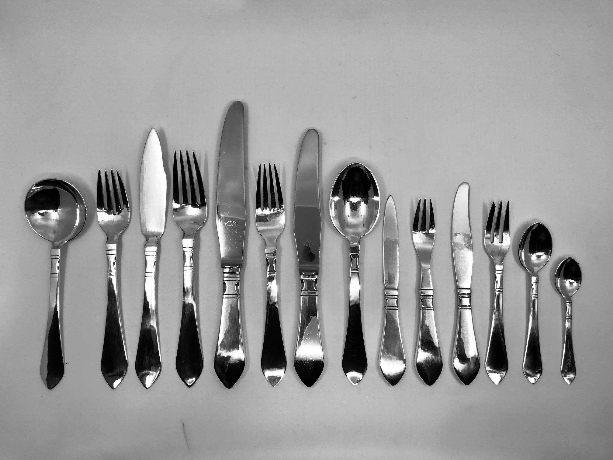 This is a very large Georg Jensen sterling silverware service in the Continental pattern, design #4 by Georg Jensen from 1906.
This set comprises 18 settings of 14 pieces, plus extra pieces –
18 dinner knives 8 15/16? (23.7cm)
18 dinner forks 7
