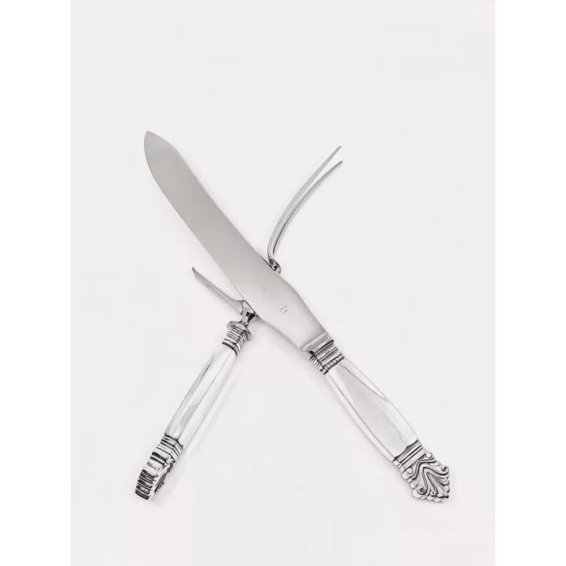 A two-pieced large Georg Jensen sterling silver and stainless steel Acanthus carving set #243, designed by Johan Rode in 1917.

Additional information:
Material: Sterling silver
Style: Art Nouveau
Hallmarks: With Georg Jensen hallmarks, made in