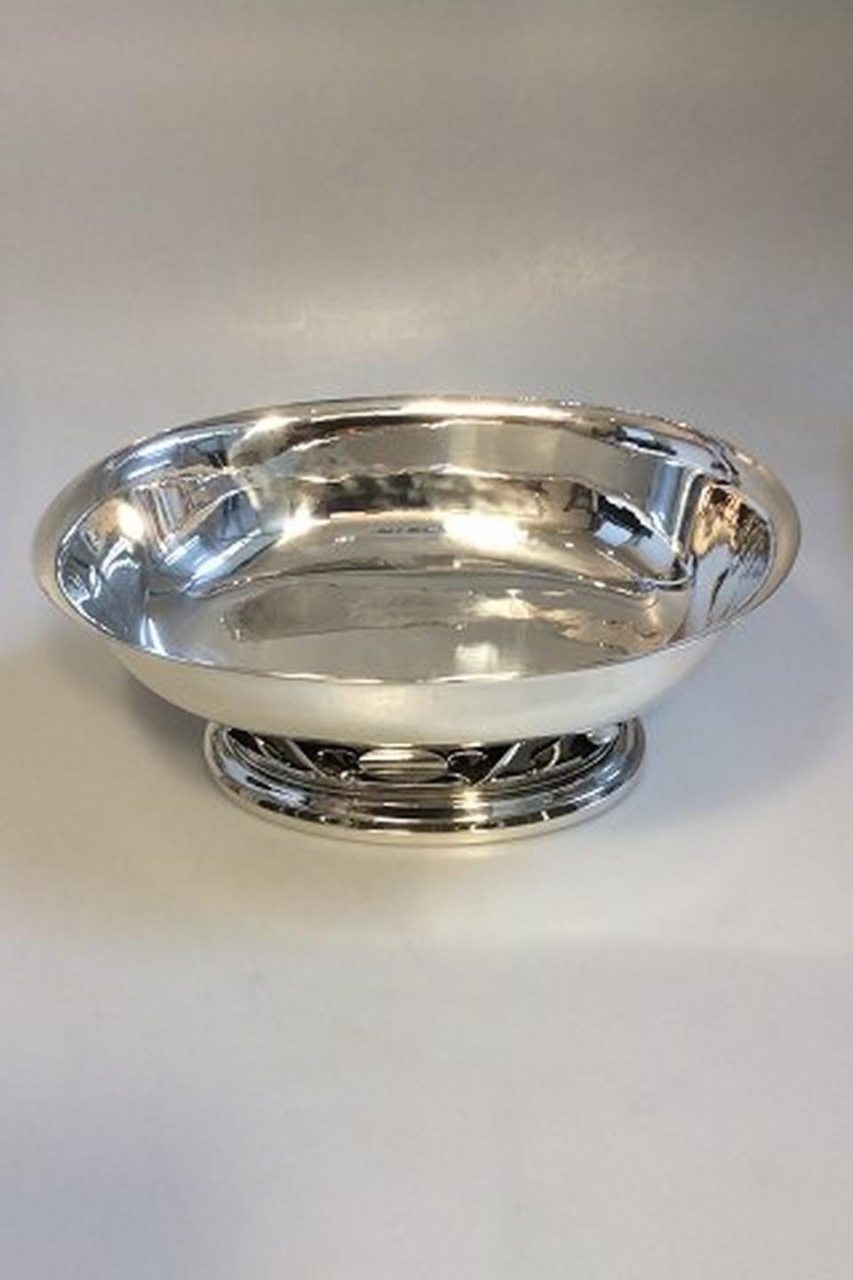 Large Georg Jensen sterling silver oval bowl unique

From 1945-1951.

Measures: 30cm x 21.7cm x 12.5cm (11.81