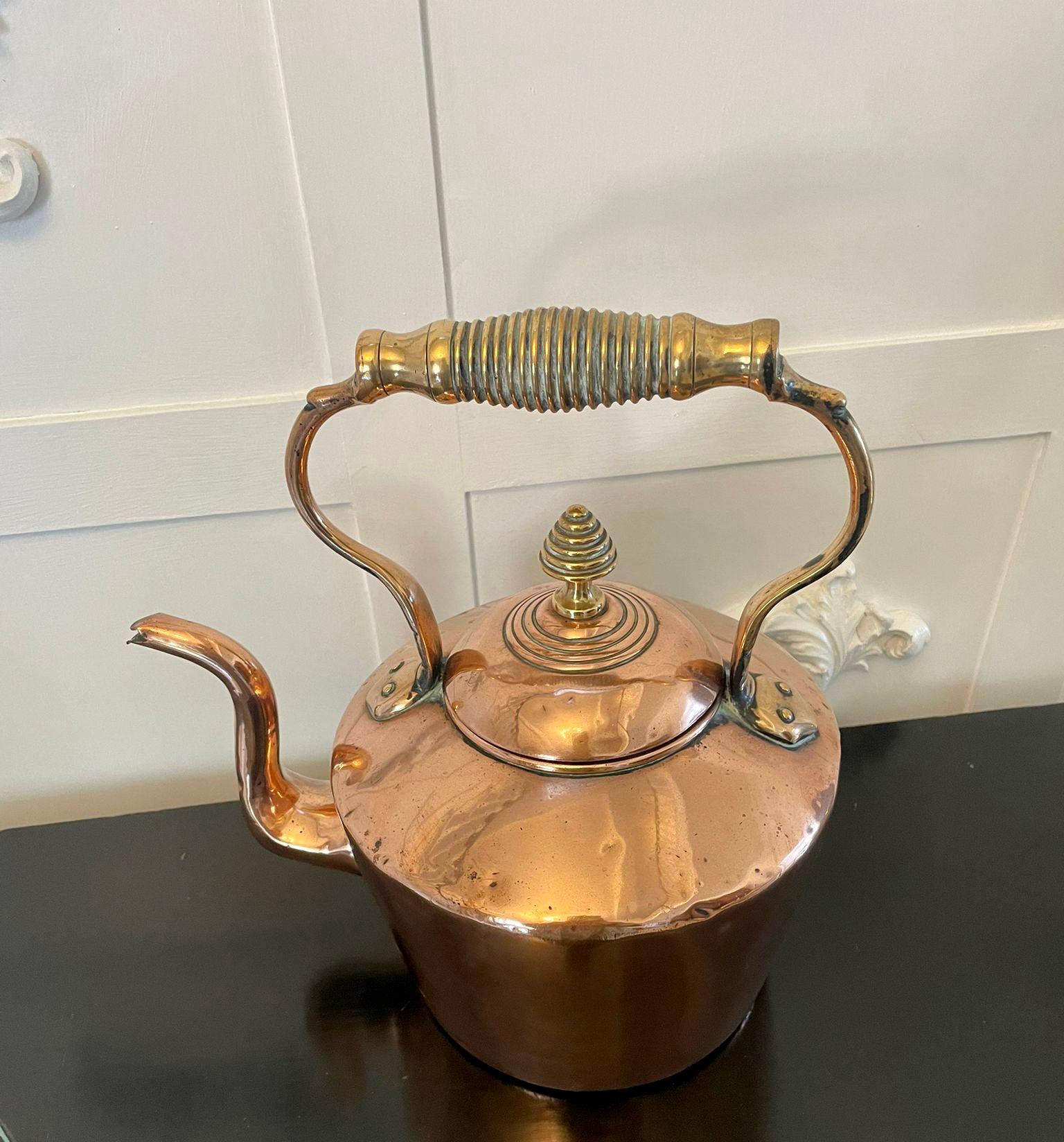 Large George III antique copper kettle with an unusual shaped handle with lift off lid. Traditional shaped spout.

Height of body 15cm

Measures: H 36cm W 27cm D 27cm
1800.
  