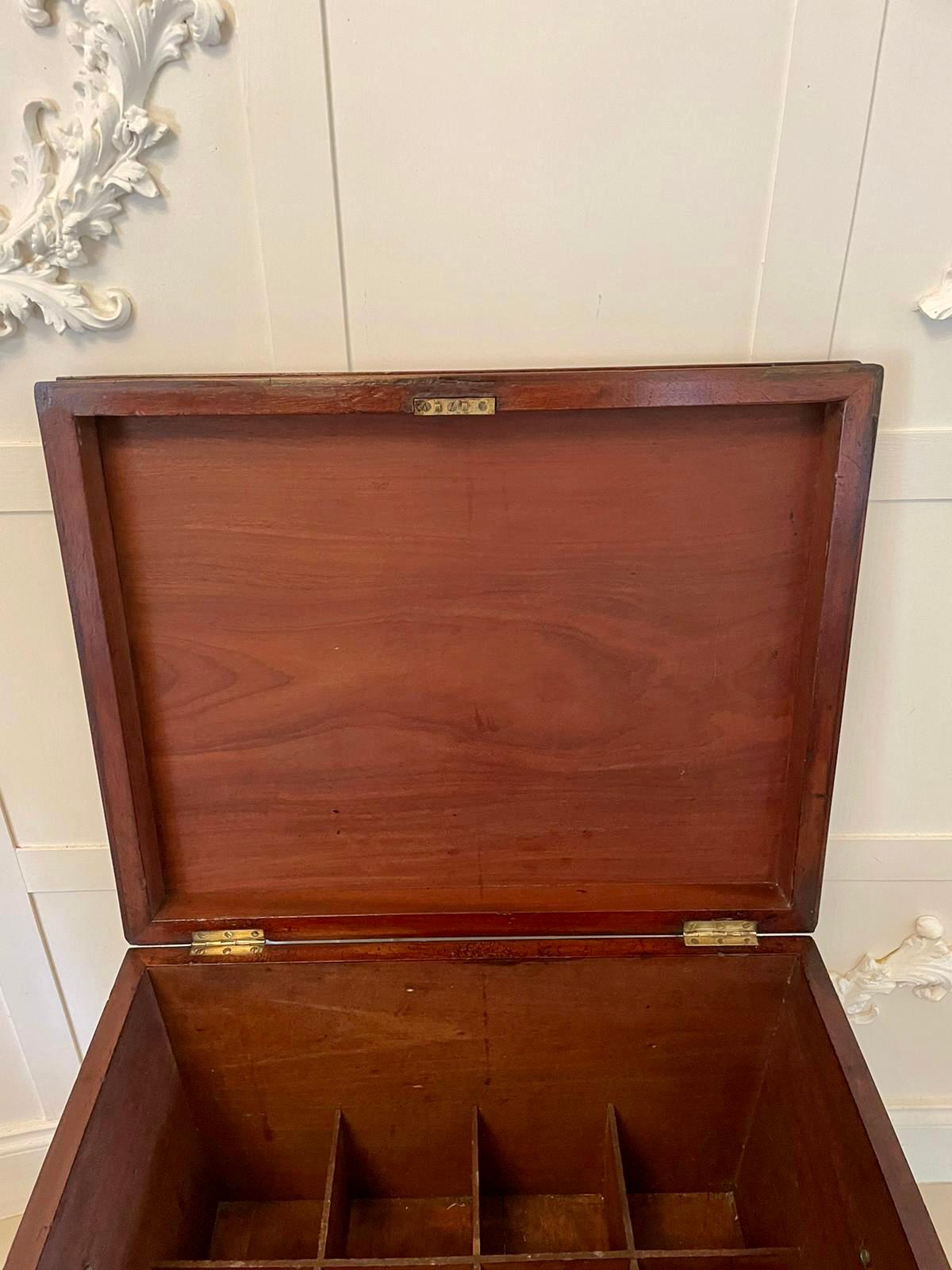 Gran Cellarette/Enfriador de Vino de Caoba Antiguo Jorge III Latón en venta