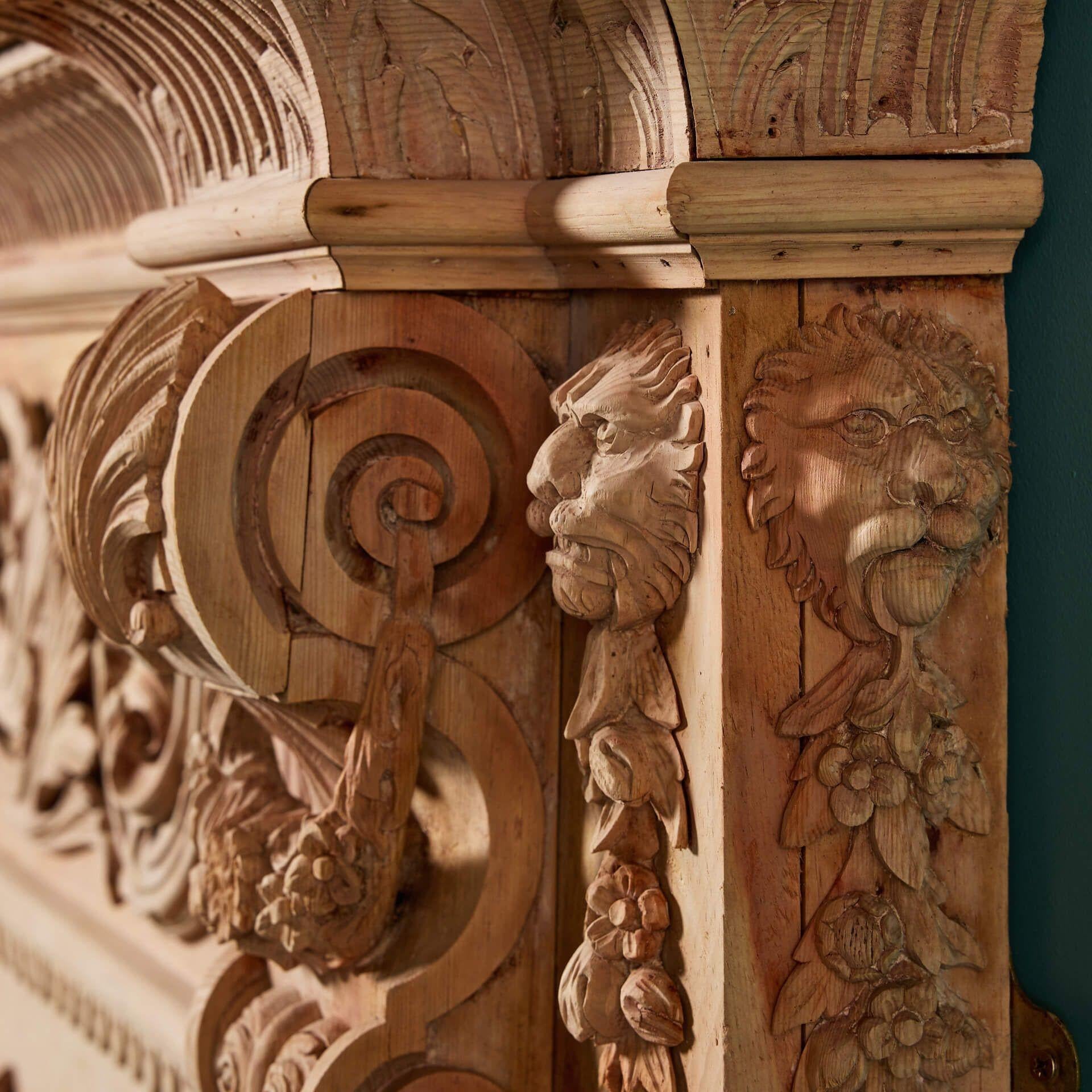 Grande cheminée en bois sculptée George III en vente 1