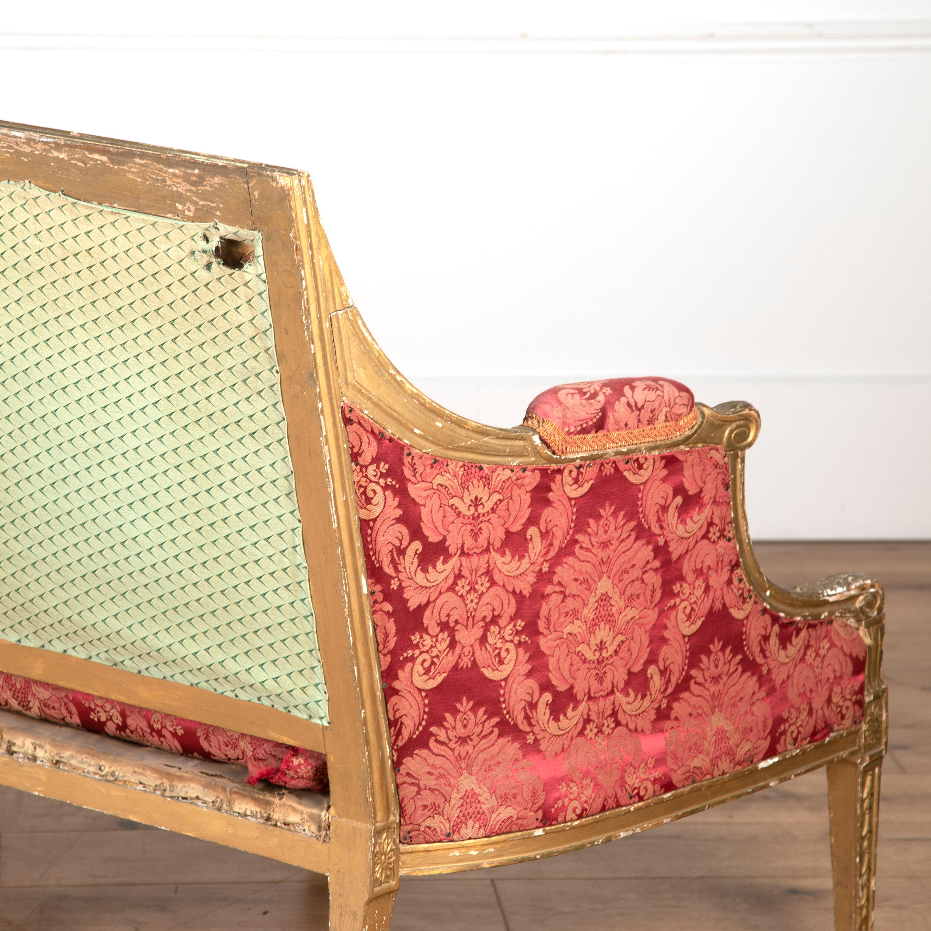 Großes Sofa aus vergoldetem George-III-Holz in der Art von James Wyatt.

Dieses Sofa hat einen detaillierten Rahmen, der Glockenblumen und geschnitzte Rosetten enthält. 

Das Ganze steht auf schönen, spitz zulaufenden Beinen, die das originale