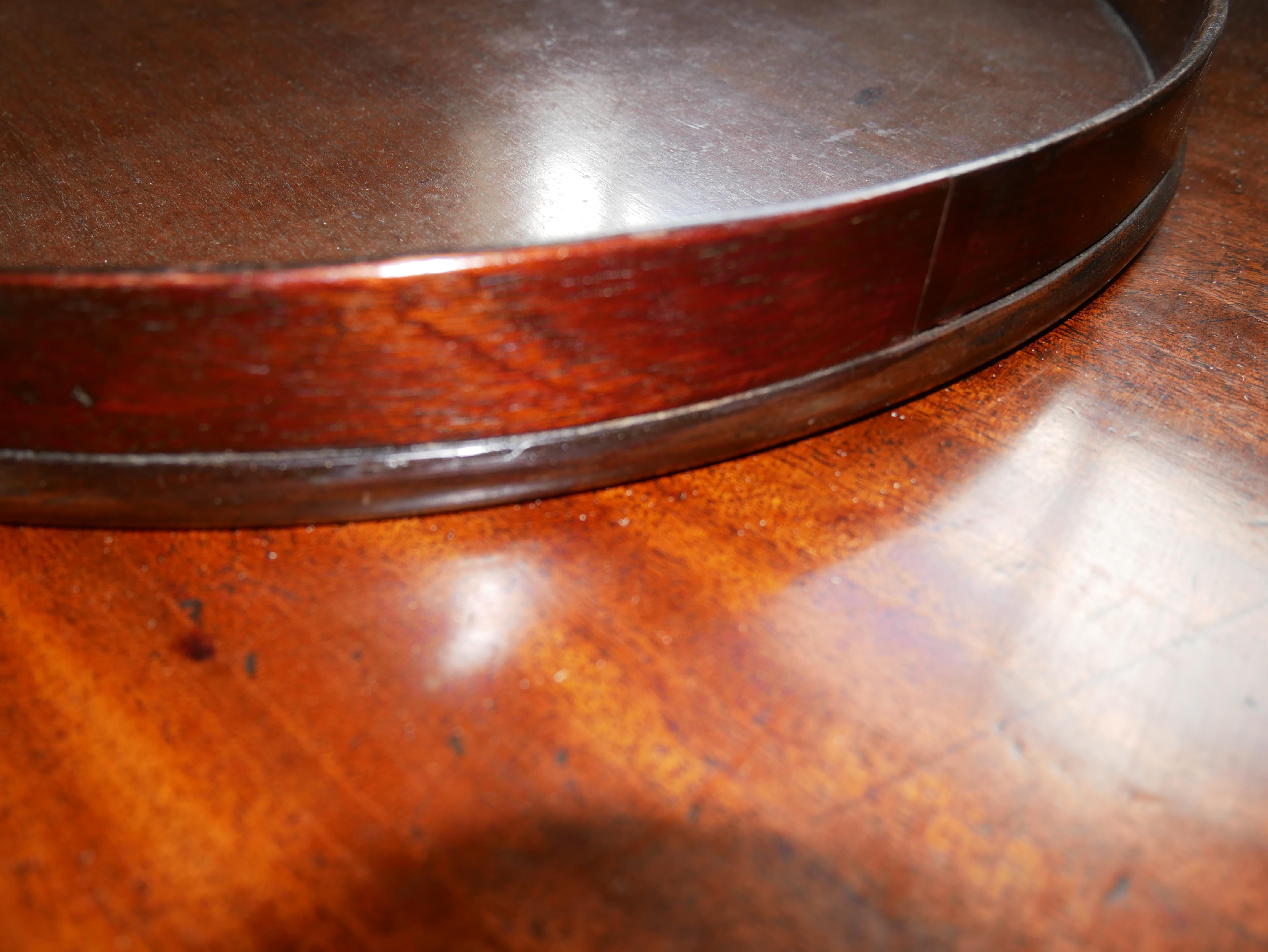 Large George III Mahogany and Sycamore Marquetry Oval Tray In Good Condition In Henley-on-Thames, Oxfordshire