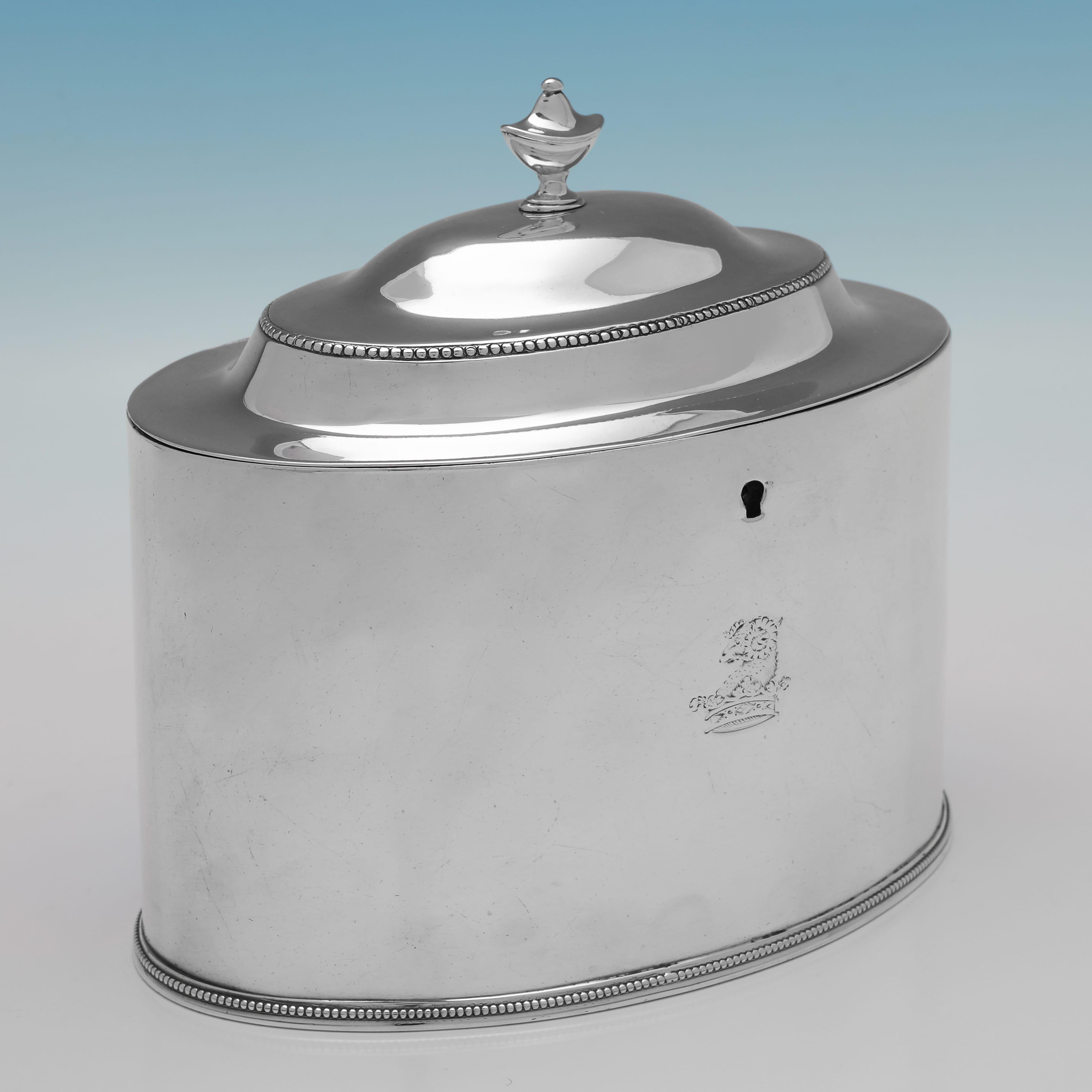 Marcada en Londres en 1800 por Robert y David Hennell, esta hermosa Jarra para el Té de Plata de Ley Antigua de la época de Jorge III es de diseño sencillo, con bordes de cuentas y un escudo grabado en la parte delantera. 

La caja para el té es más