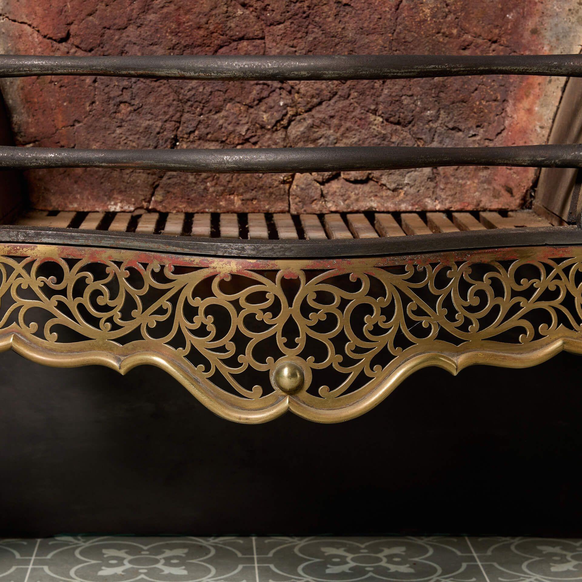 Georgien Grande grille de cheminée de style George III en fer et laiton en vente