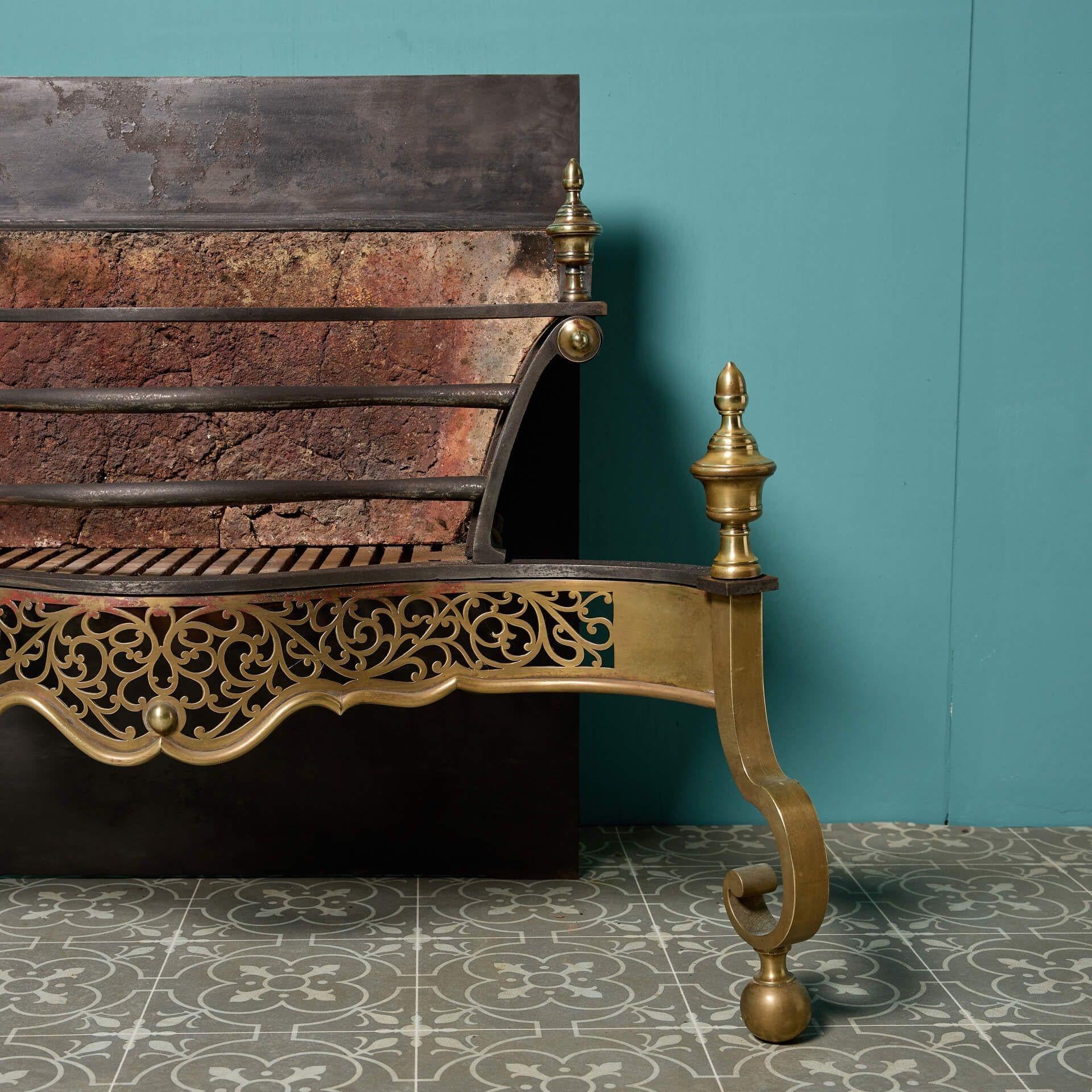 Anglais Grande grille de cheminée de style George III en fer et laiton en vente