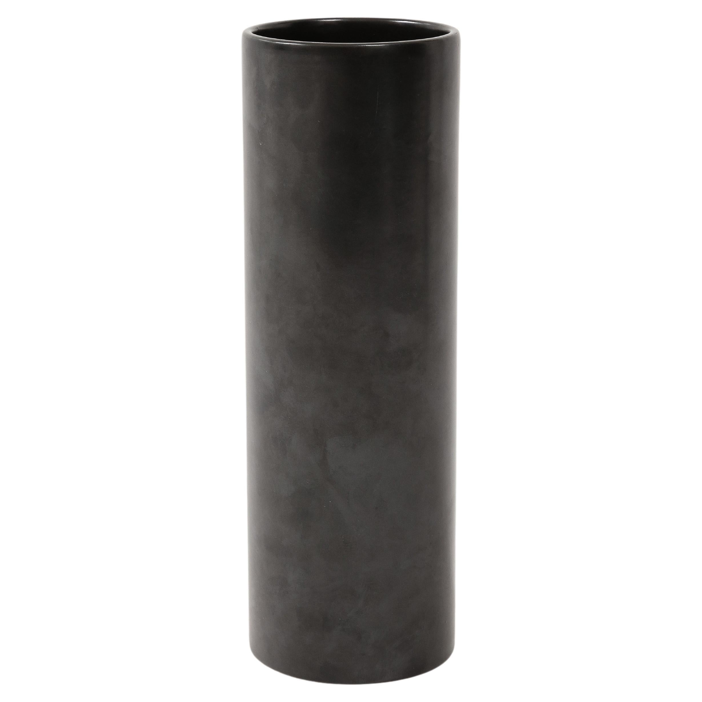 Grand vase cylindrique noir mat de style Georges Jouve, France, c.1950.