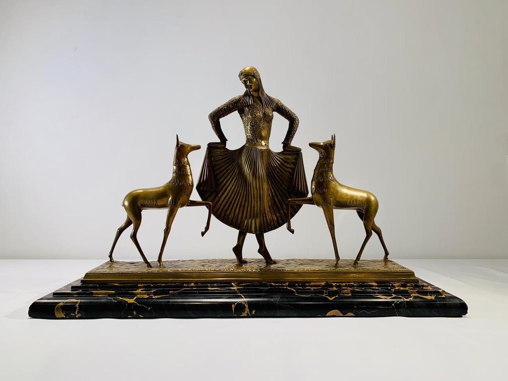 Incroyable bronze français Art Déco signé Geoges Lavroff pour un groupe de danseuse russe et deux daims stylisés sur une rare base en marbre original 1930