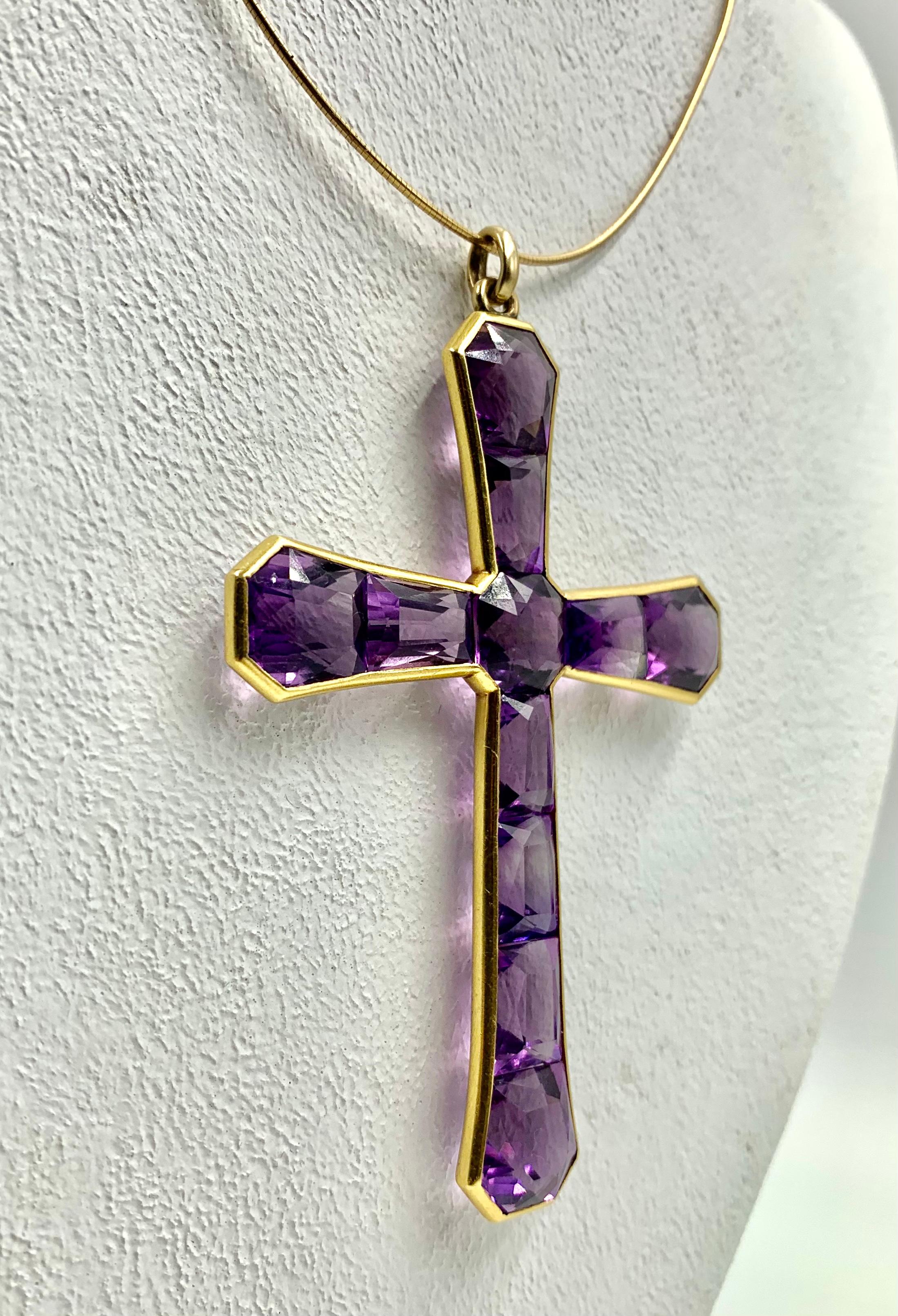 Large Early 19th Century Georgian 18K Gold Invisibly Set Faceted Amethyst Cross In Good Condition In New York, NY
