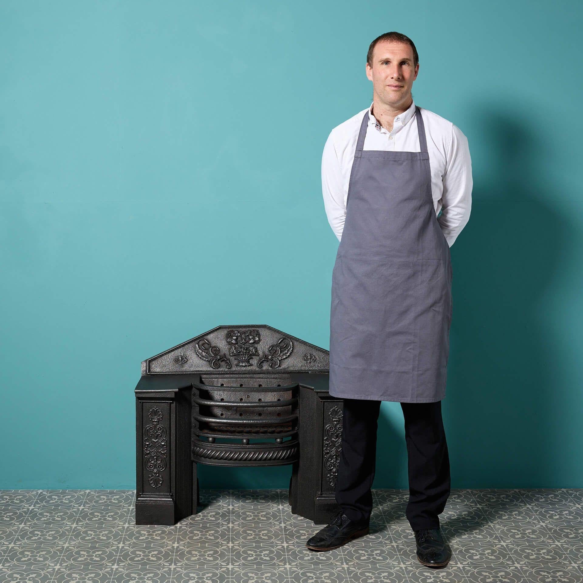 Ein großer georgianischer gusseiserner Herdrost, ein Original aus dem 18. Jahrhundert. Dieser mit schwarzem Graphit polierte antike Herdrost verleiht einem historischen Kamin sofortigen Charakter, der  Vorderseite und Oberseite sind mit kunstvollem