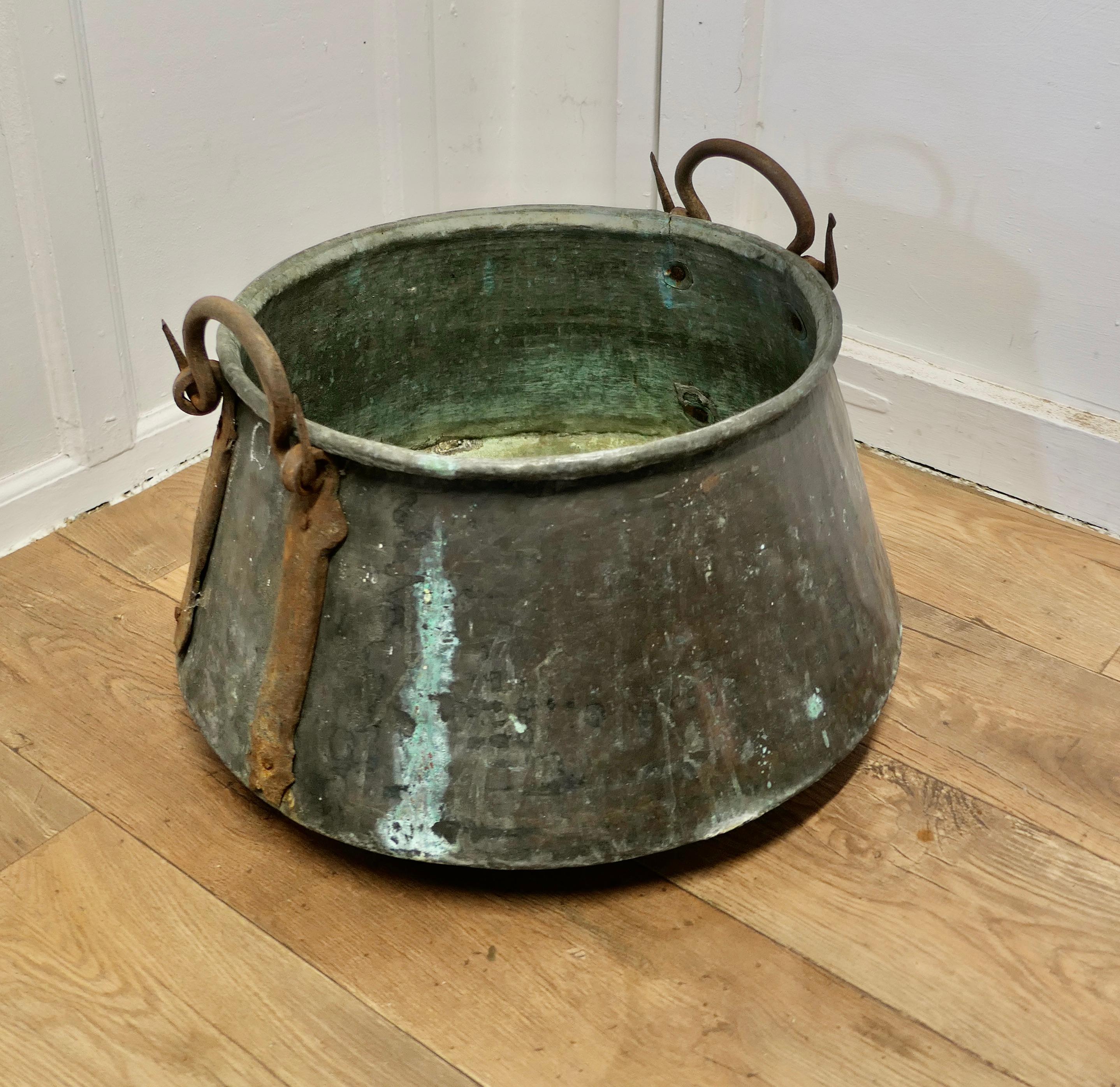 Large Georgian Copper Cauldron or Log Bin     In Good Condition For Sale In Chillerton, Isle of Wight