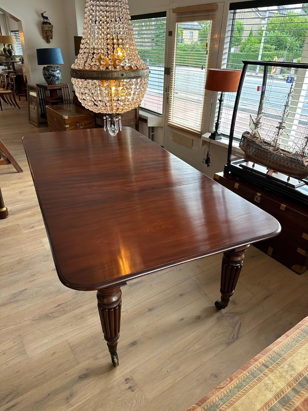 Large Georgian dining table For Sale 4