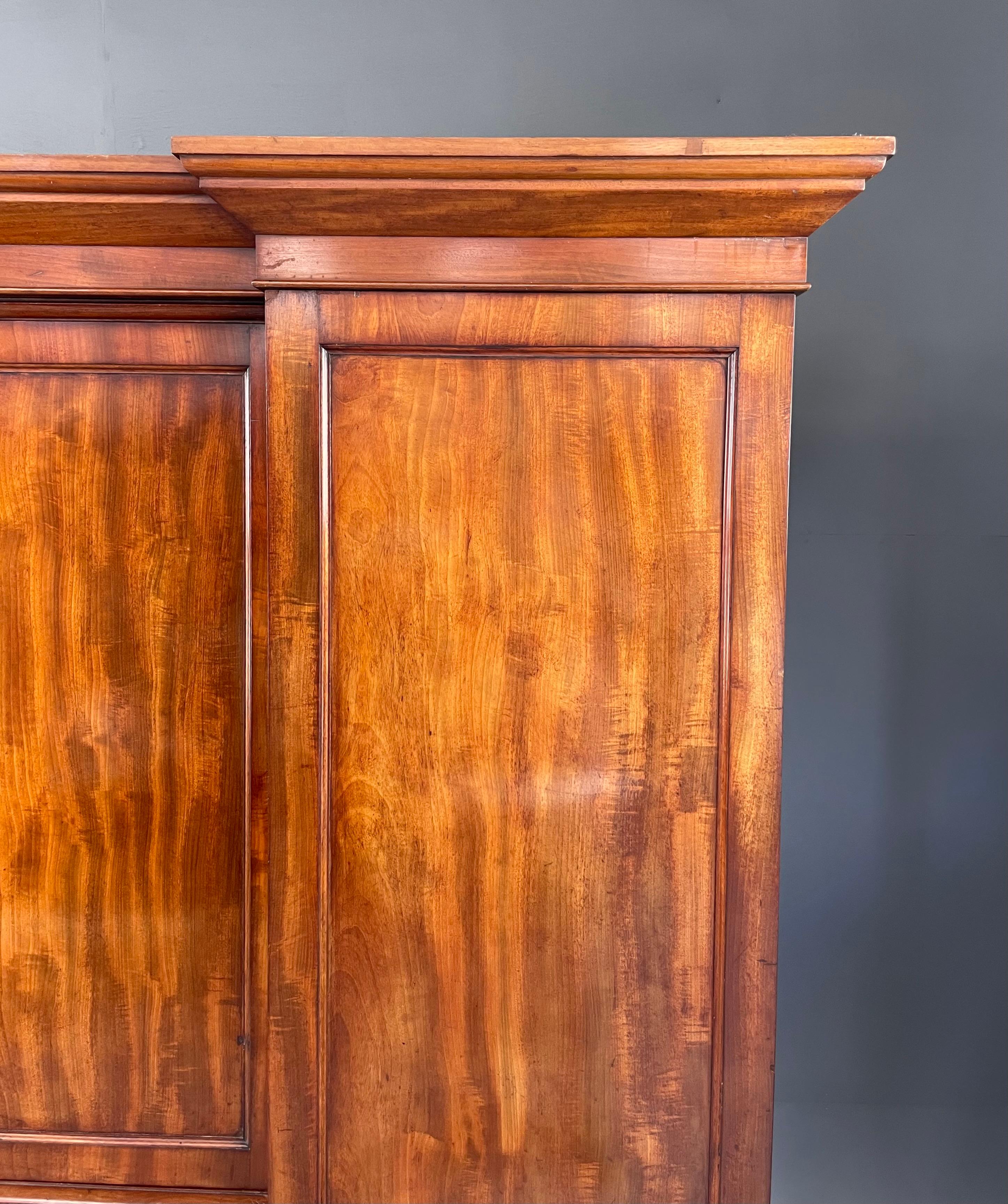 Large Georgian Mahogany Breakfront Wardrobe Armoire In Excellent Condition In Chelmsford, GB