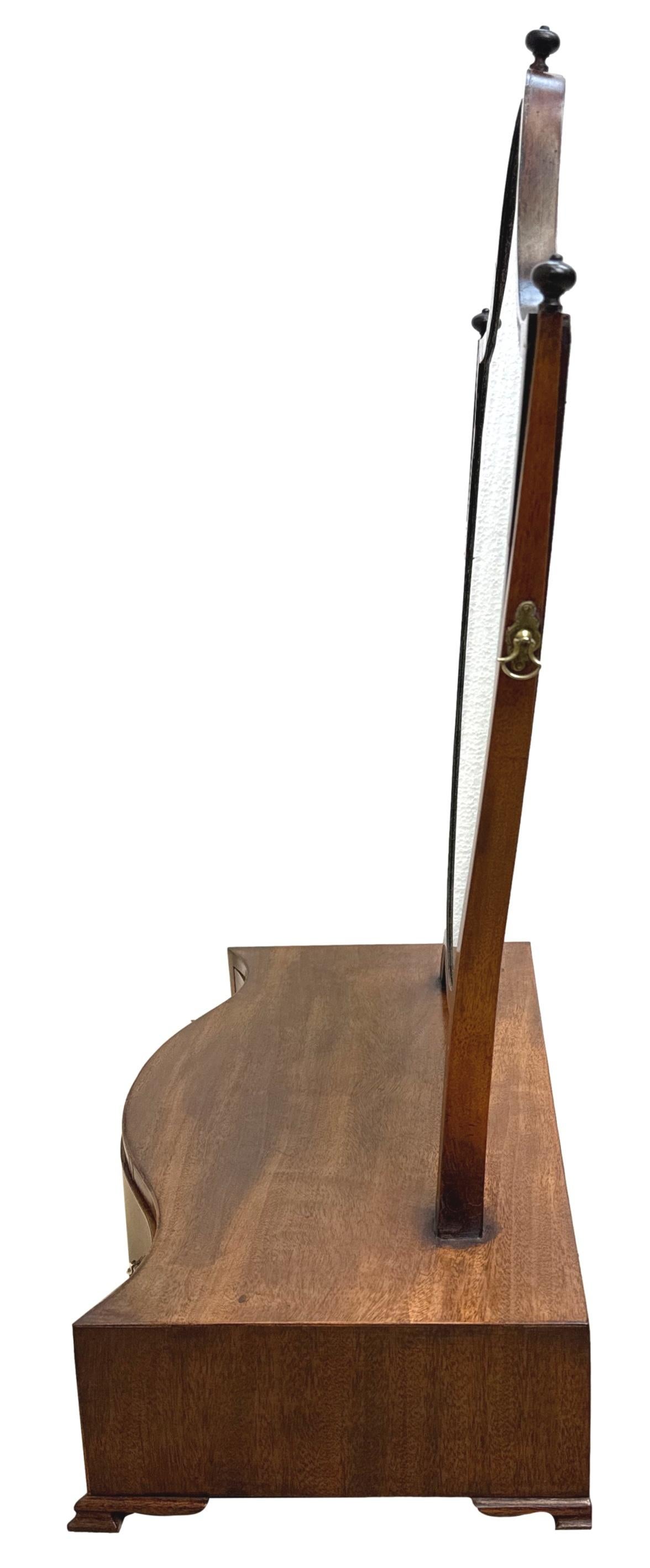Large Georgian Mahogany Serpentine Dressing Table Mirror en venta 2