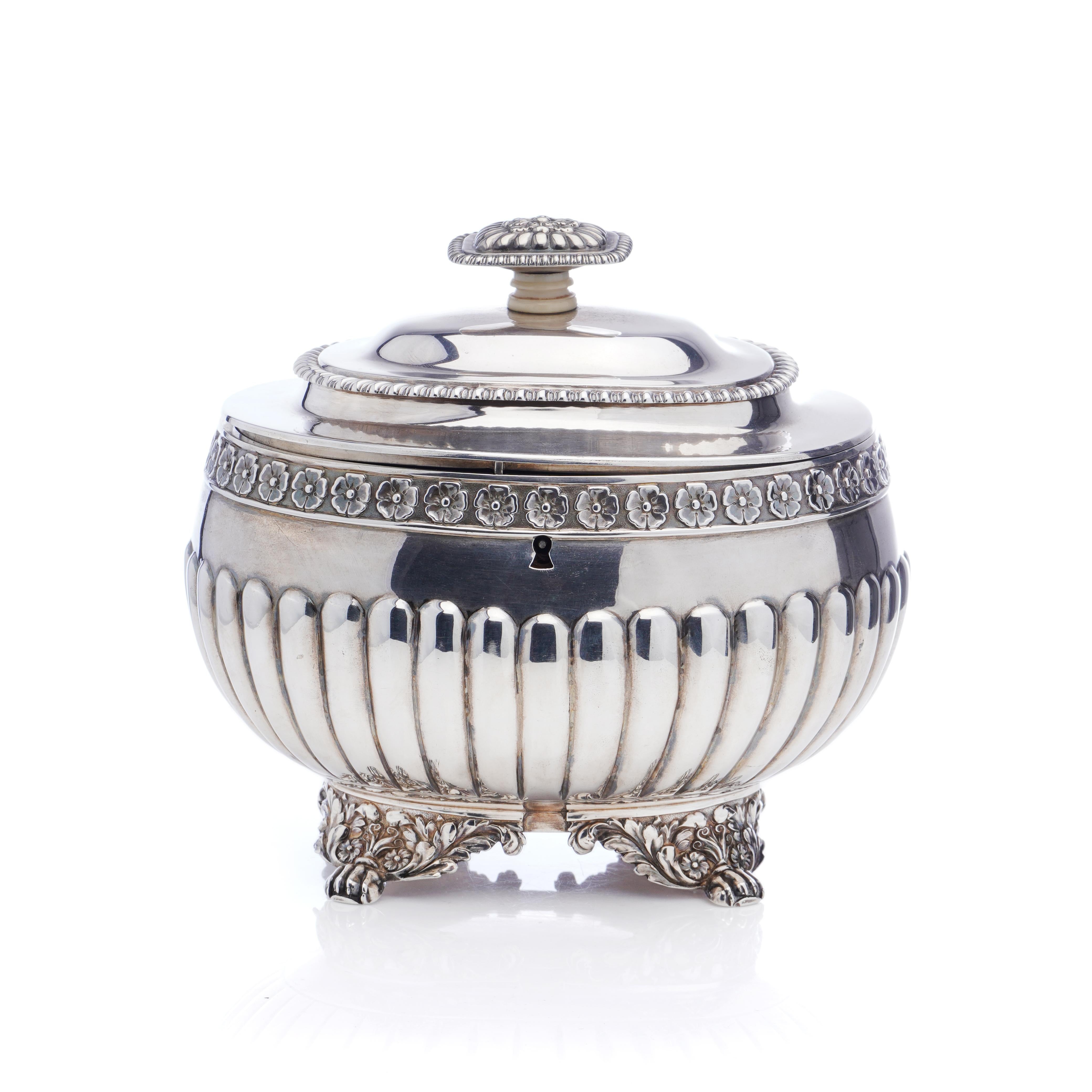 Georgian silver tea caddy.
Made in England London 1781
Maker: Joseph Craddock & William Ker Reid
Fully hallmarked.

Dimensions - 
Size: 16 x 13.5 x 15 cm
Weight: 883 grams

Condition: Pre-owned, minor signs of usage, good condition