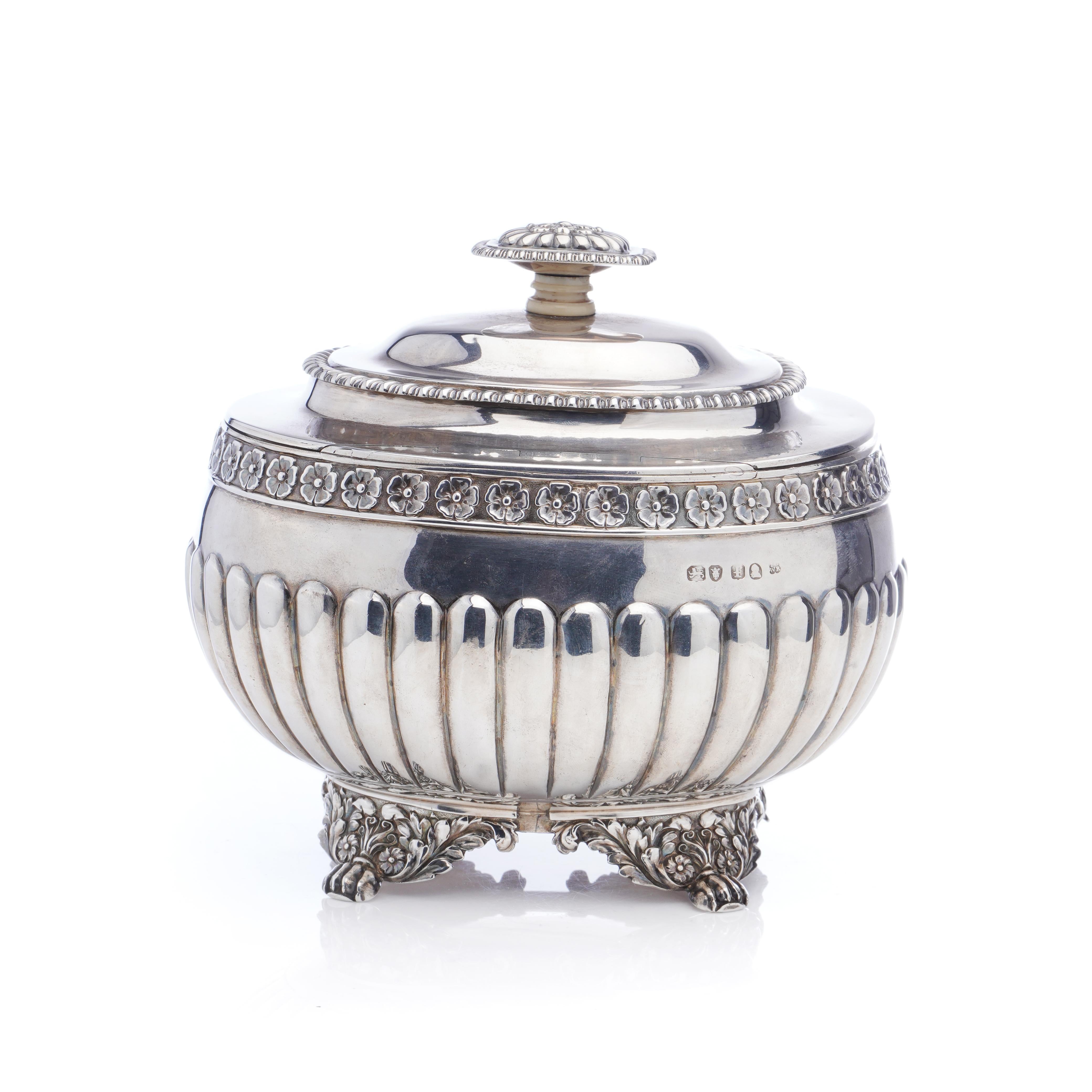 Large Georgian Silver Tea Caddy In Good Condition For Sale In Braintree, GB