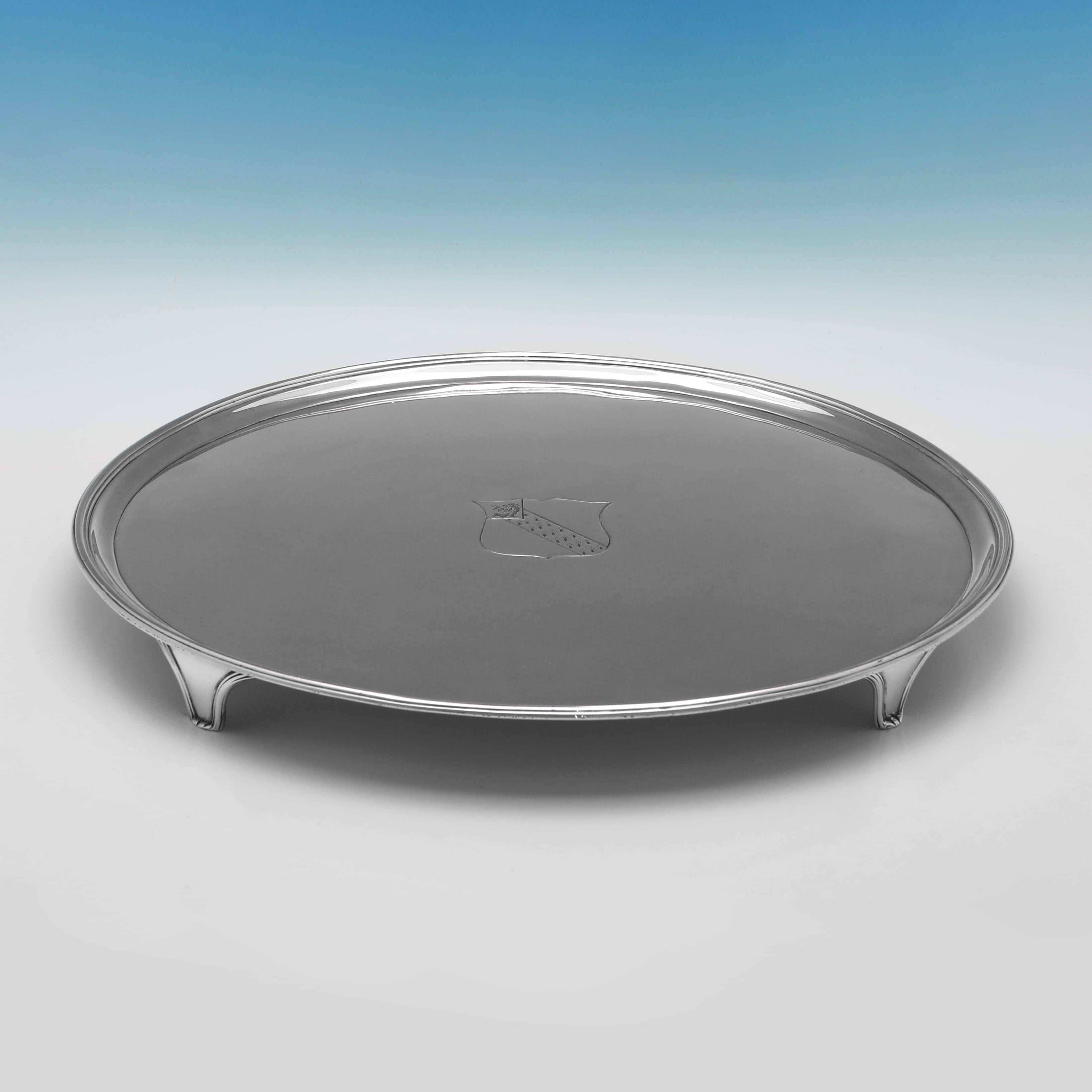 Poinçonné à Londres en 1792 par Hannam & Crouch, ce très beau saloir ancien en argent sterling de George III est de style simple avec des bordures en roseau, un armorial gravé au centre, et repose sur quatre pieds. Le saloir mesure 16,25