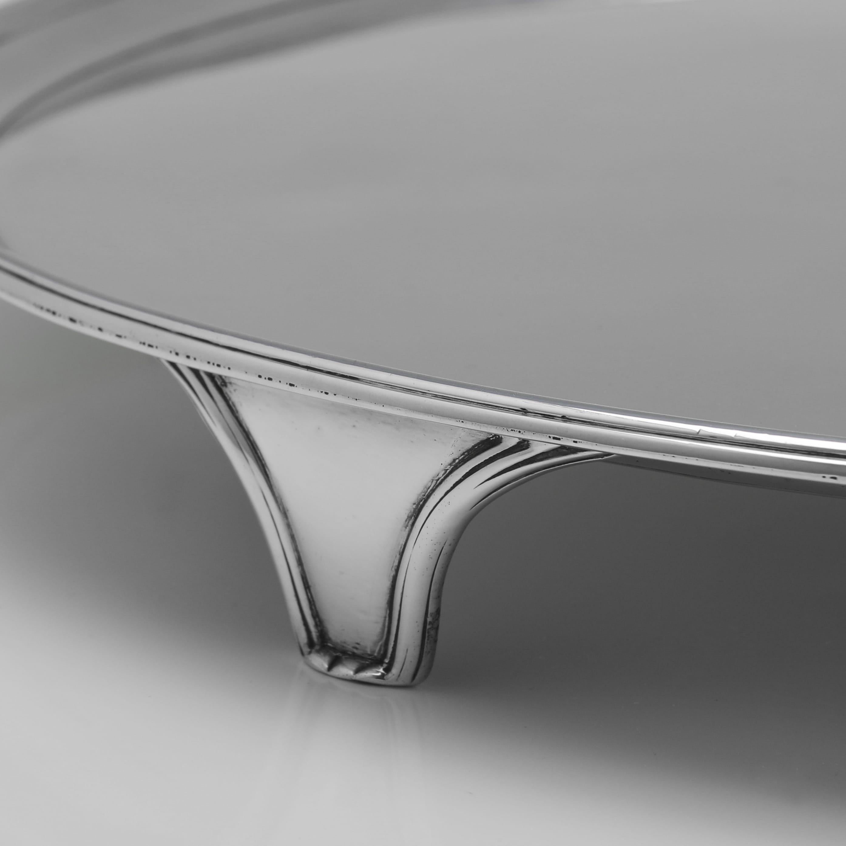 Anglais Grand saloir géorgien en argent massif - 16,25 pouces de diamètre - fabriqué en 1792 en vente