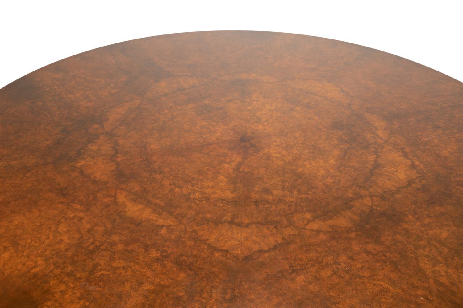 Ein sehr großer Esstisch im georgianischen Stil, mit einer Platte aus genopptem Walnussfurnier, die auf einem balusterförmigen Sockel steht, der auf einer Plattform mit Säbelbeinen ruht, die in Rollen enden A
Abmessungen: Höhe 30 1/2