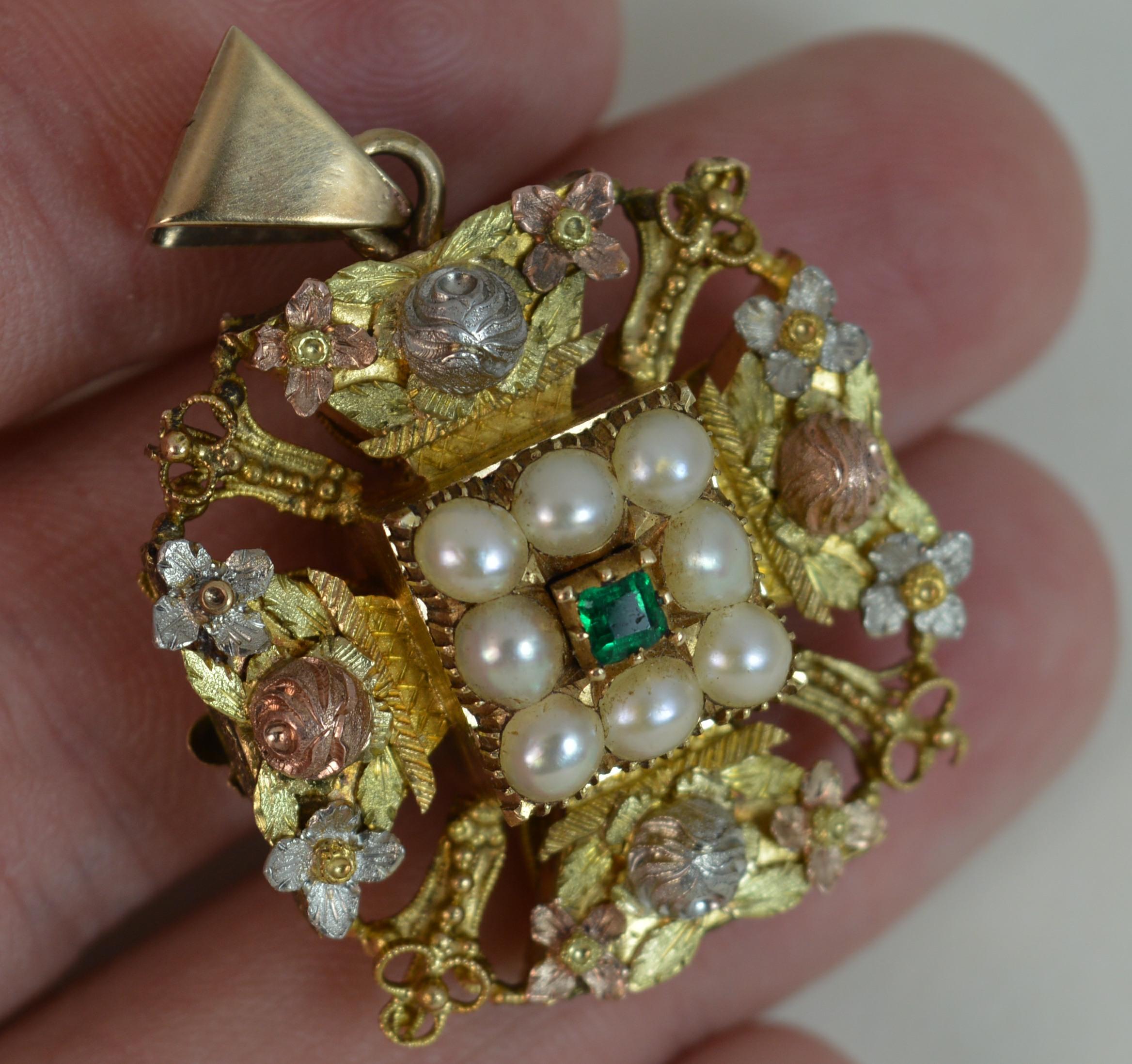 A rare and stunning George III period pendant.
Maltese cross shape designed with a Colombian emerald to the centre of pear border and a three coloured gold finish surrounding.
A wonderful gold floral pattern with pierced finish. Complete with locket