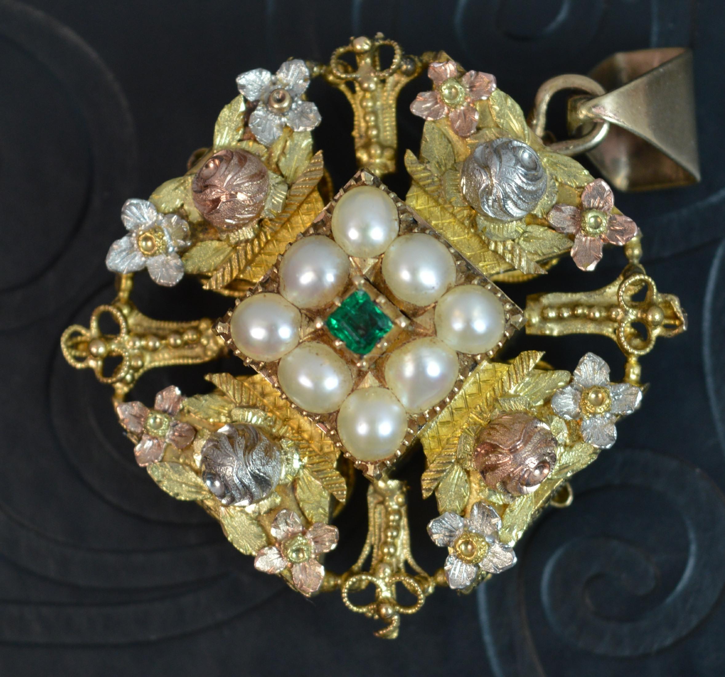 Large Georgian Tri Gold Emerald and Pearl Pendant, circa 1780 3