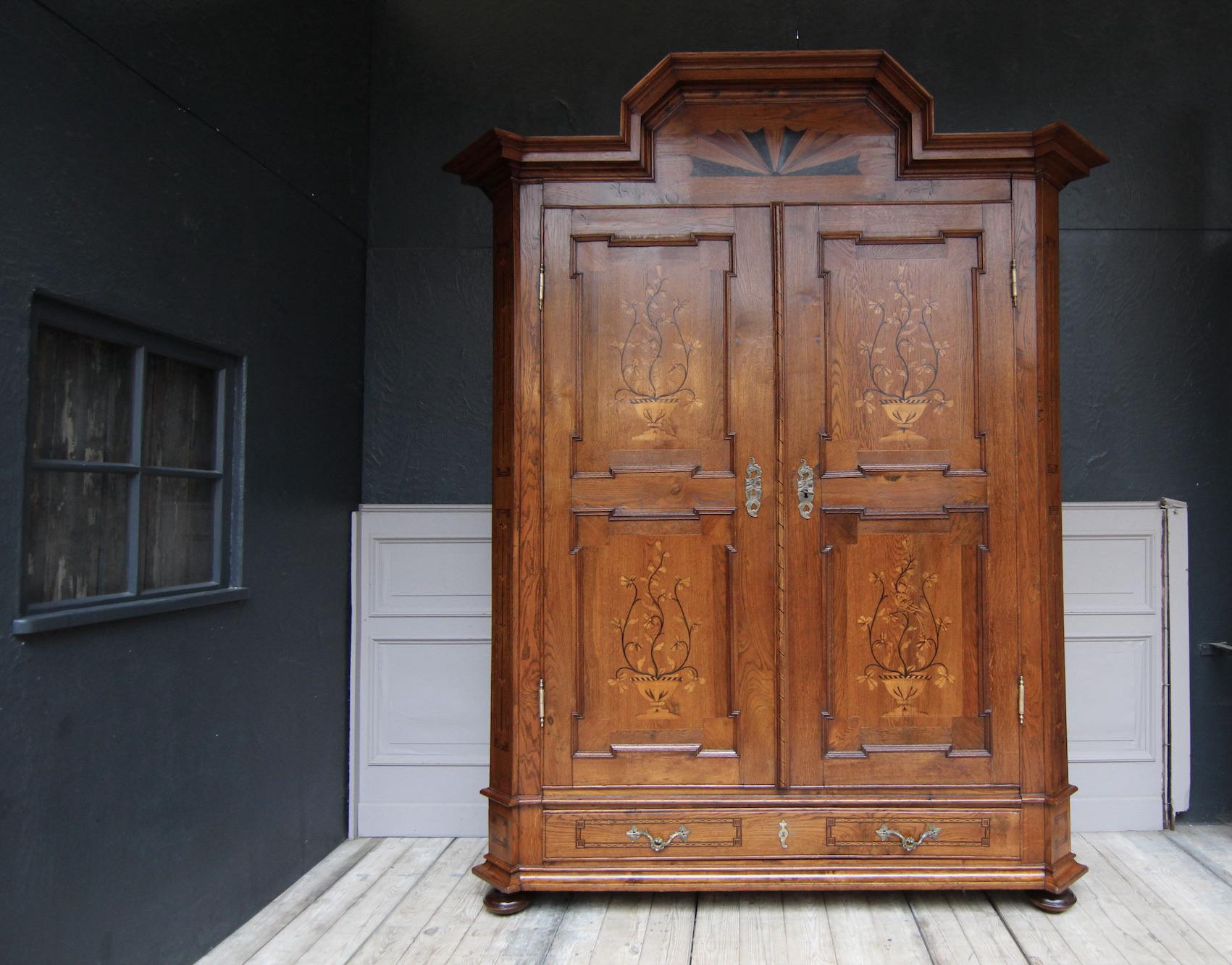 Large German 19th Century Oak Cabinet with Marquetry In Good Condition In Dusseldorf, DE
