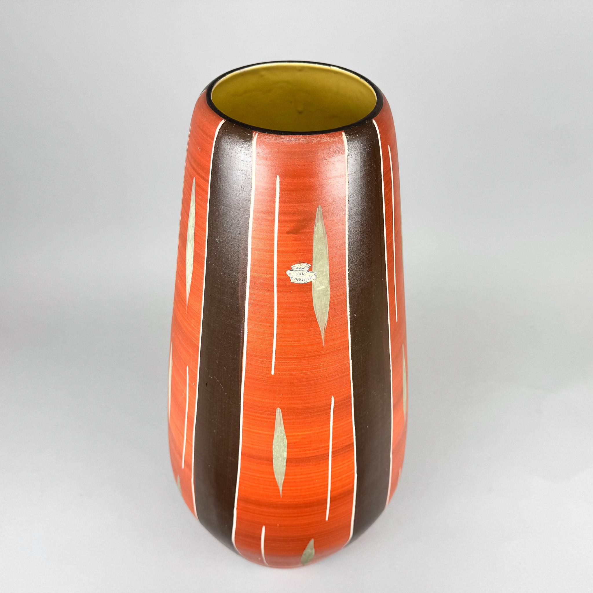 Grande vaso in ceramica prodotto in Germania negli anni '70. Il vaso è in ottime condizioni vintage e conserva ancora l'etichetta originale.