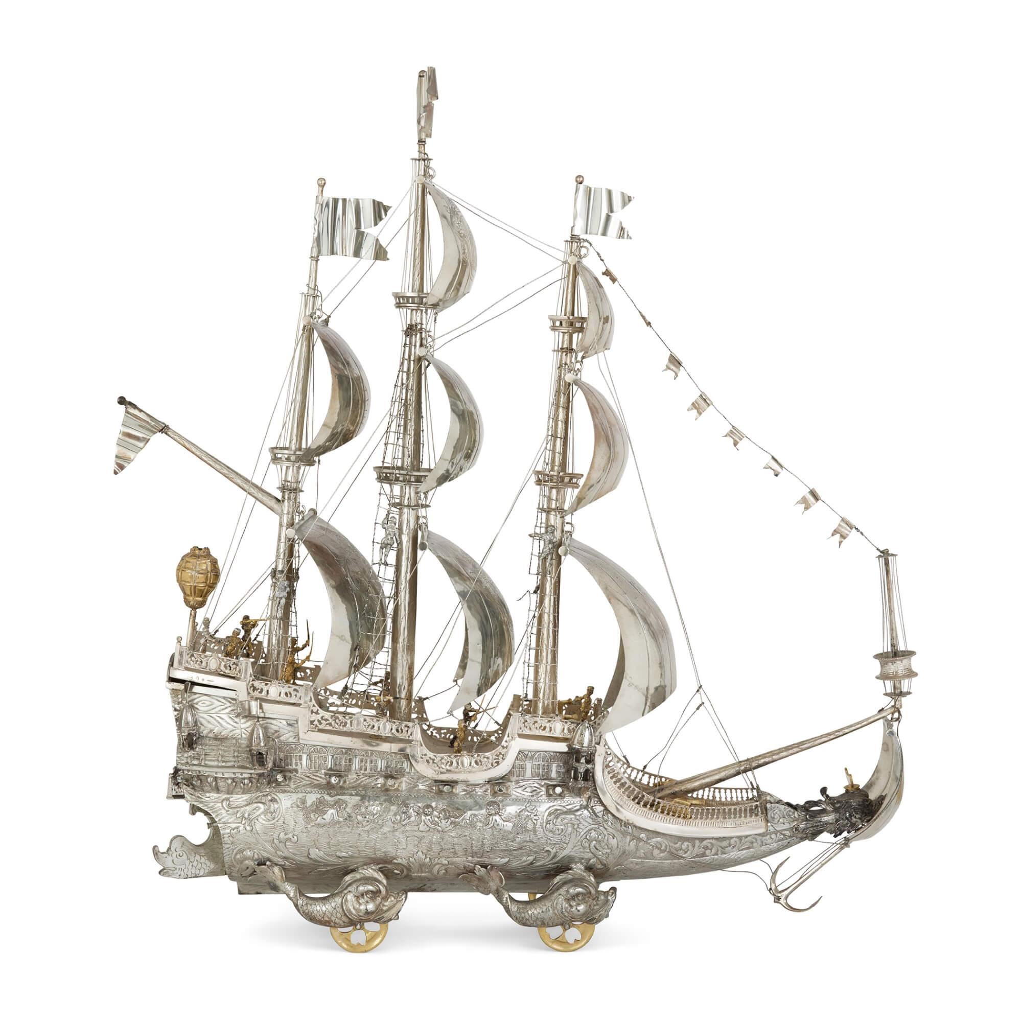 Grande nef tedesco dell'inizio del XX secolo in argento e vermeil 
Tedesco, inizio XX secolo
Altezza 80cm, larghezza 70cm, profondità 19cm

Questa impressionante scultura di un nef è stata realizzata da abili artigiani tedeschi all'inizio del XX