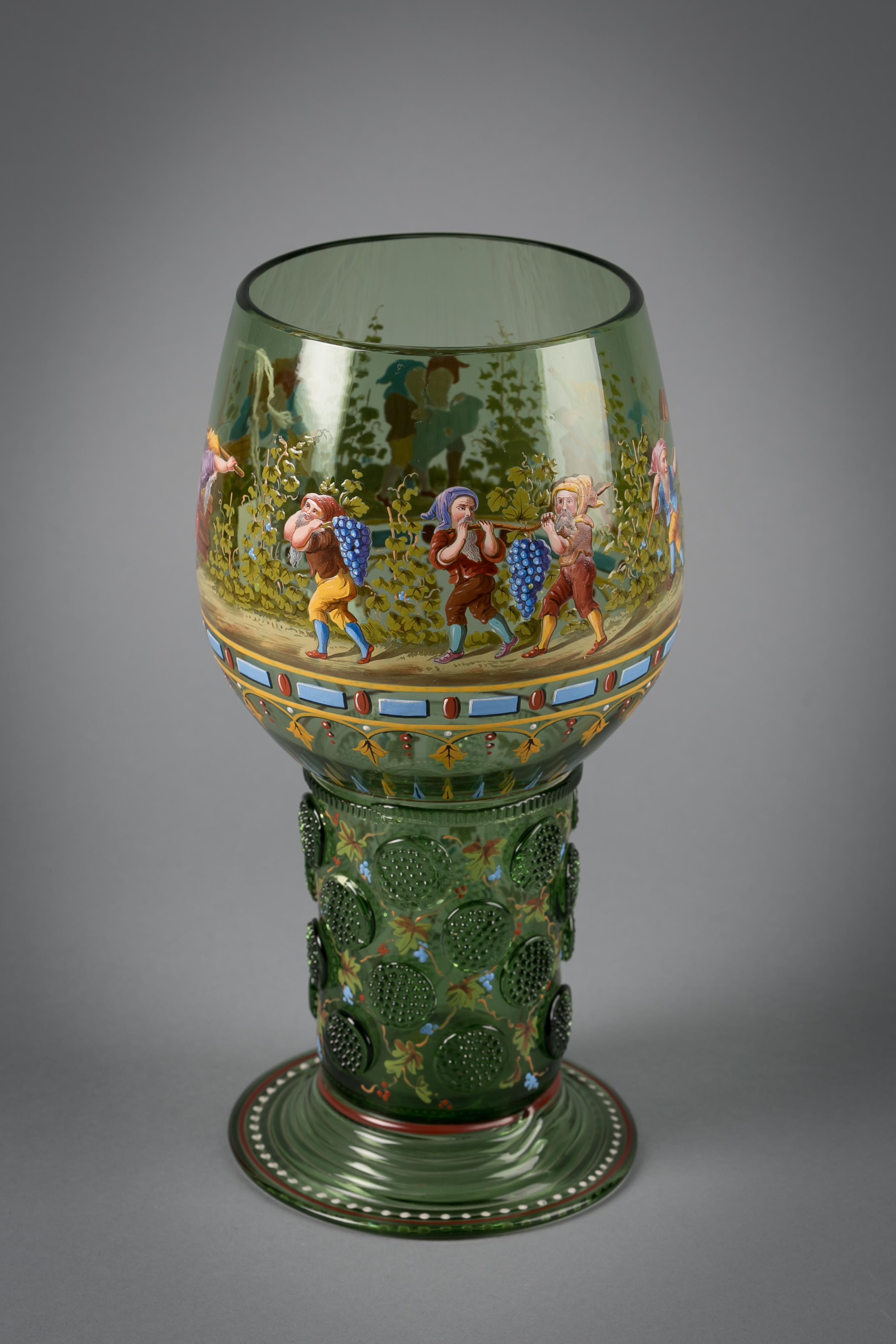 Le verre Roemer est peint avec des nains en train de récolter. Marqué du monogramme JLL en émail blanc.