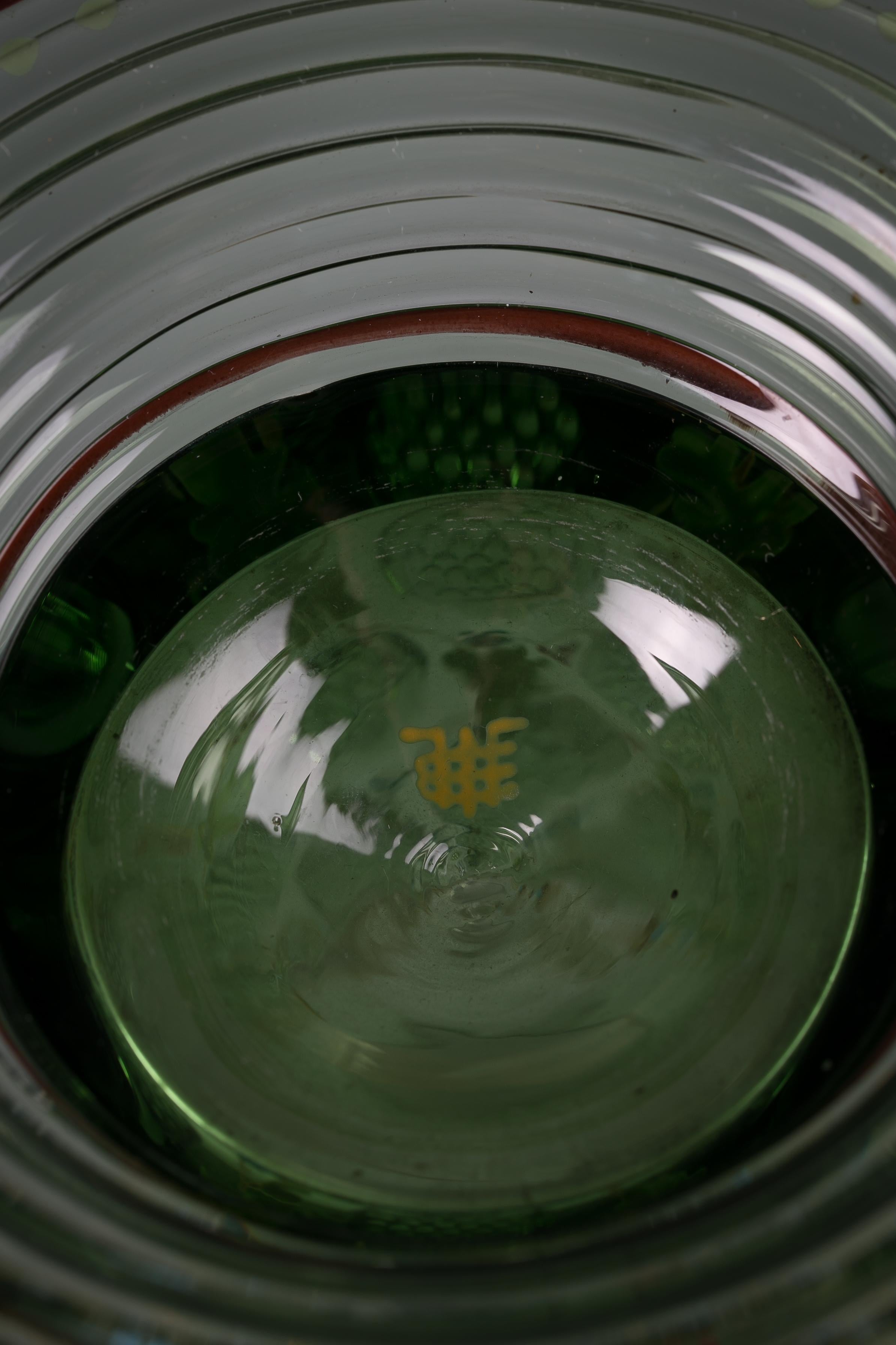 Verre d'art Grand gobelet allemand en verre émaillé vert, Lobmeyer, vers 1880 en vente