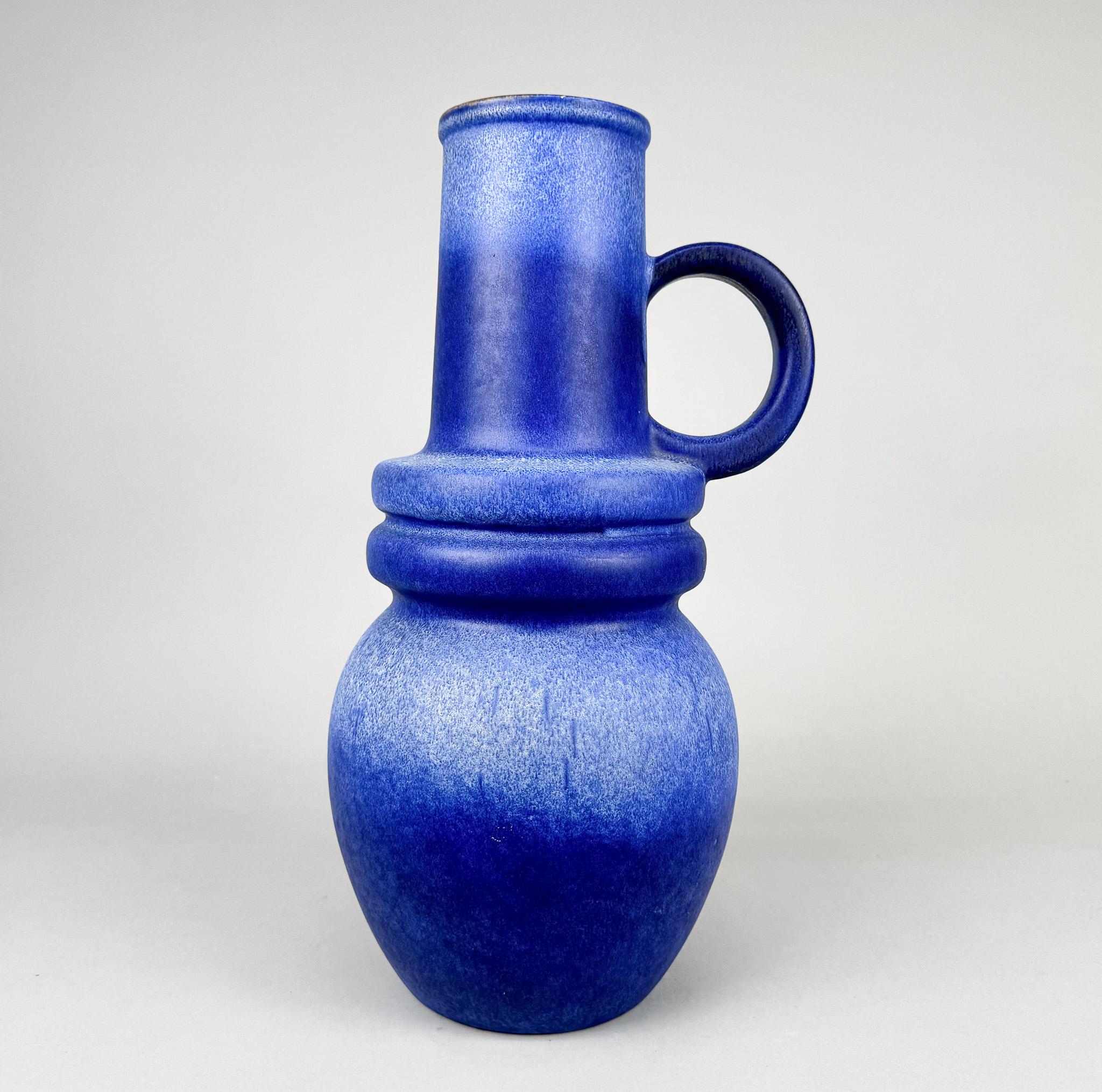 Grande vaso in ceramica con manico nei toni del blu. Prodotto in Germania negli anni '70.

