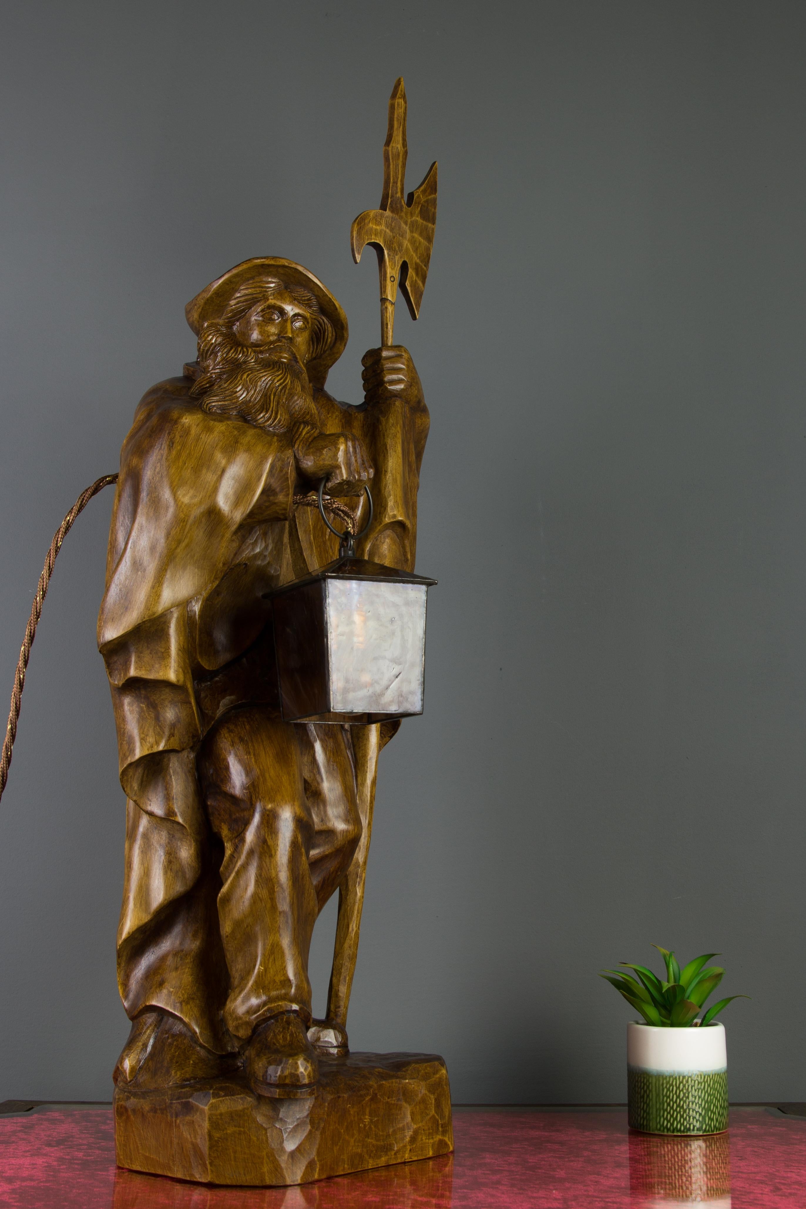 Sculpté à la main Grande lampe d'horloger allemand en bois sculpté à la main avec lanterne en vente