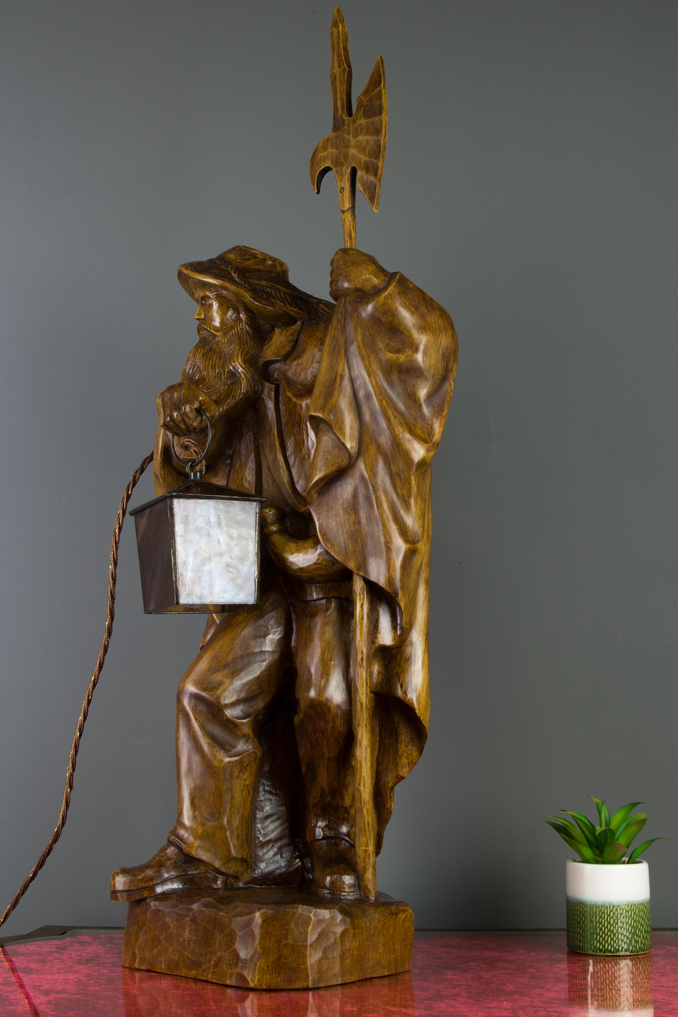 Verre Grande lampe d'horloger allemand en bois sculpté à la main avec lanterne en vente