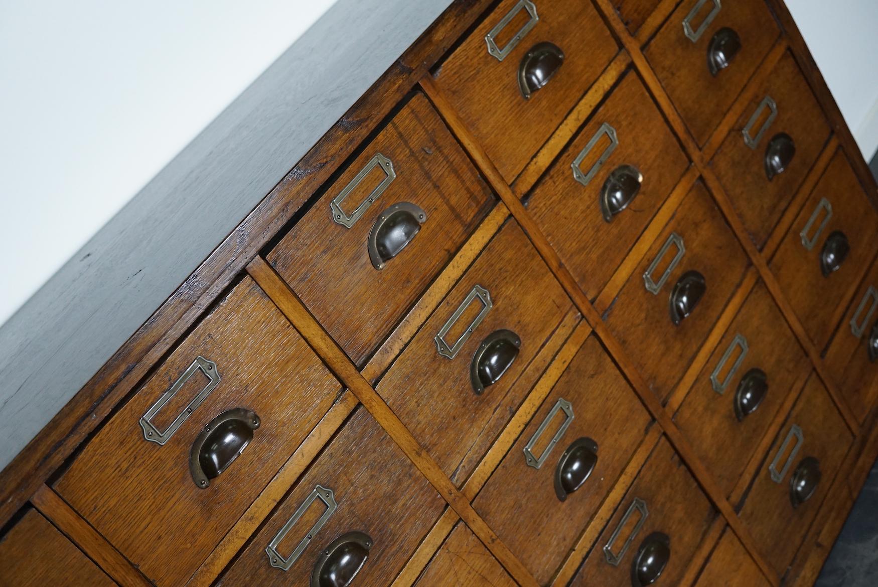 Large German Industrial Oak Apothecary Cabinet / Bank of Drawers, 1930s In Good Condition In Nijmegen, NL