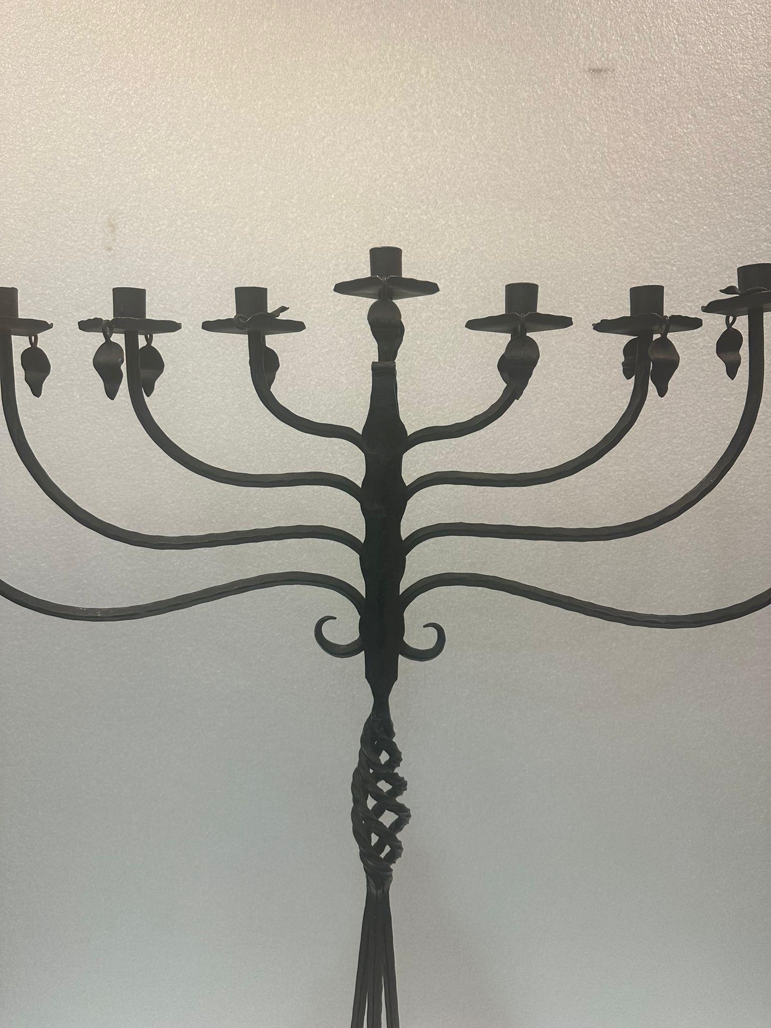 Grande lampe Hanukkah Arts and Crafts allemande Excellent état - En vente à New York, NY