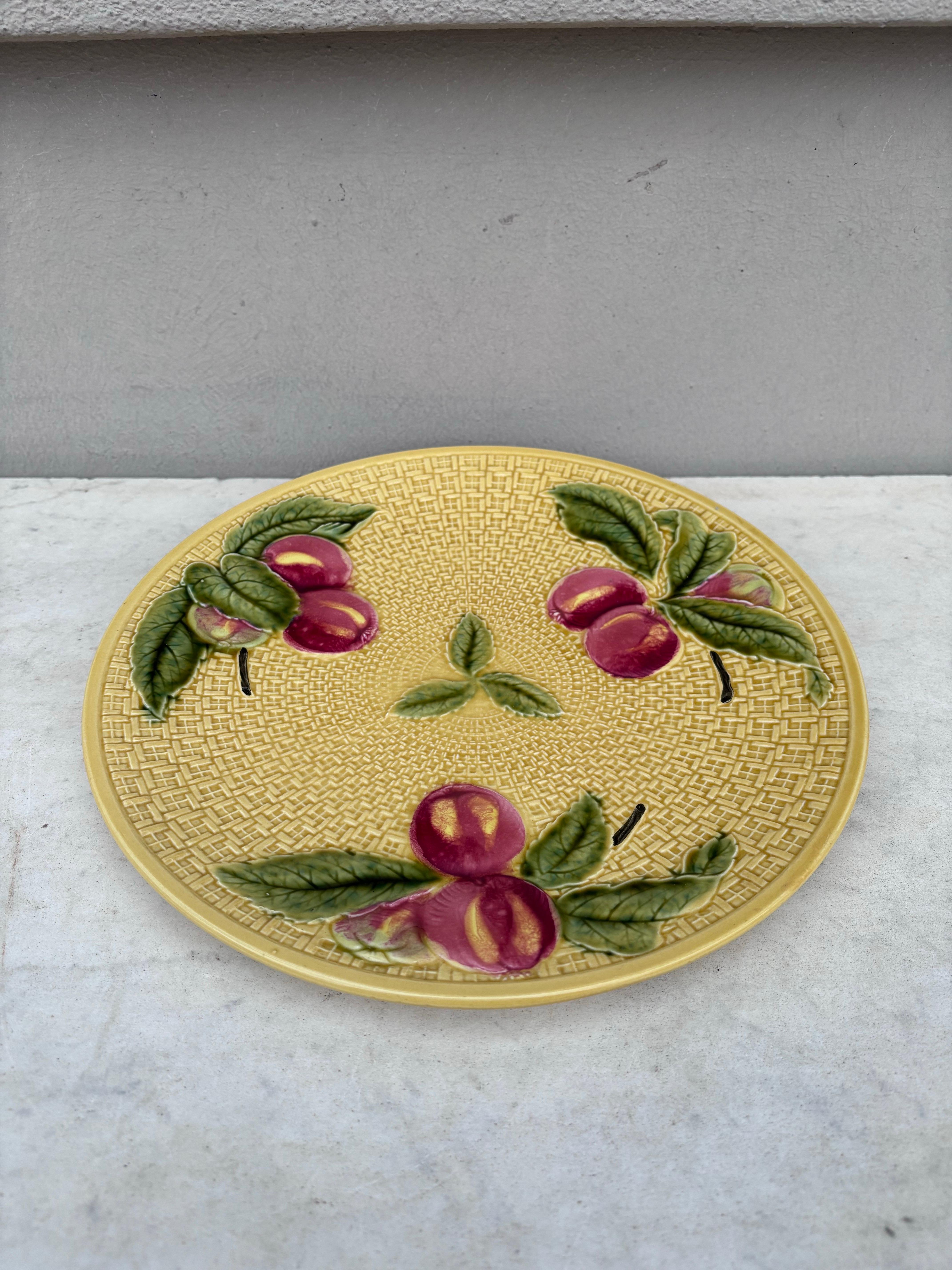 Grand plat à cerises en majolique allemande Circa 1920.
11,3 pouces de diamètre.