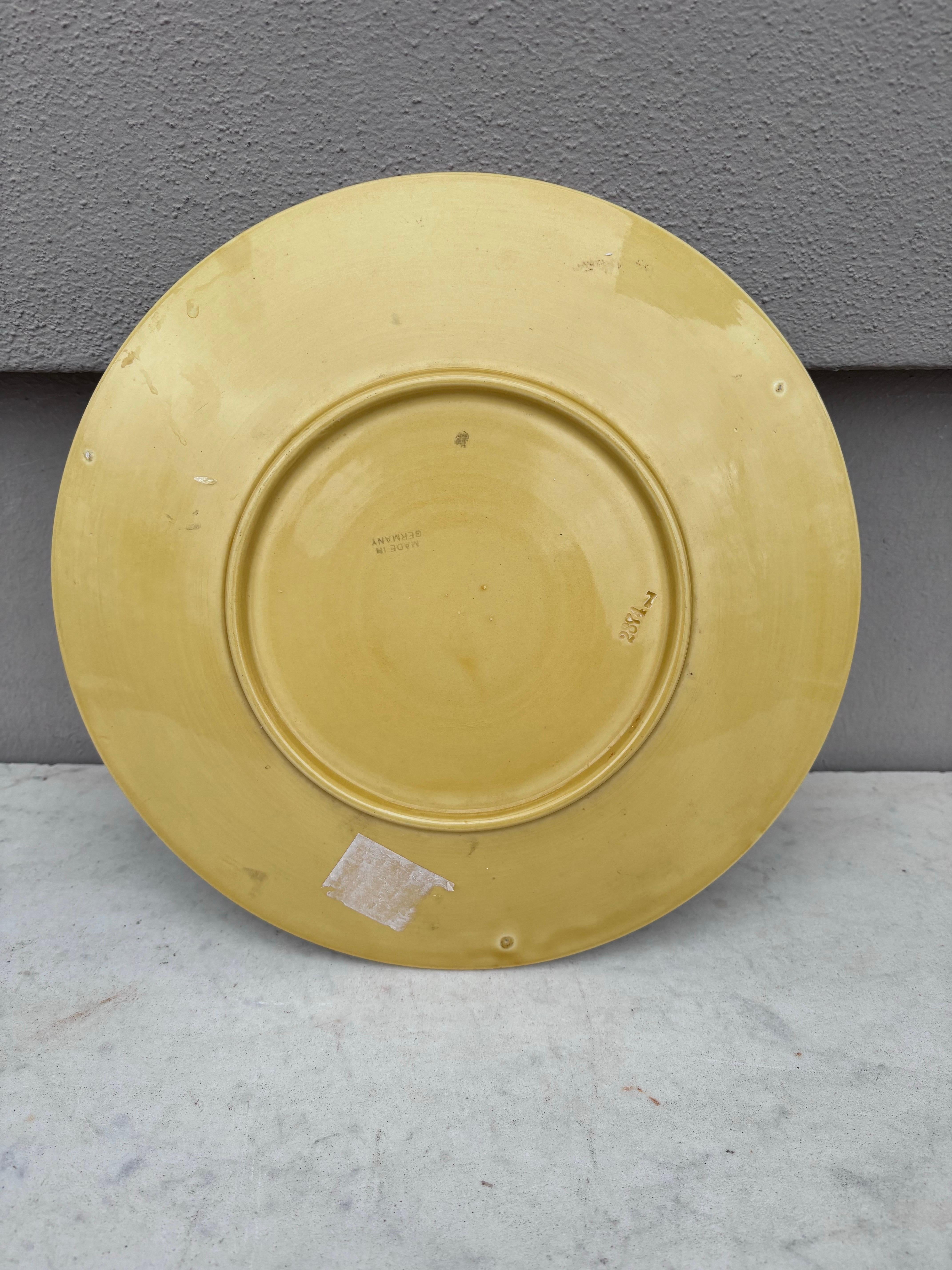 Allemand Grand plat à cerises en majolique allemande datant d'environ 1920 en vente